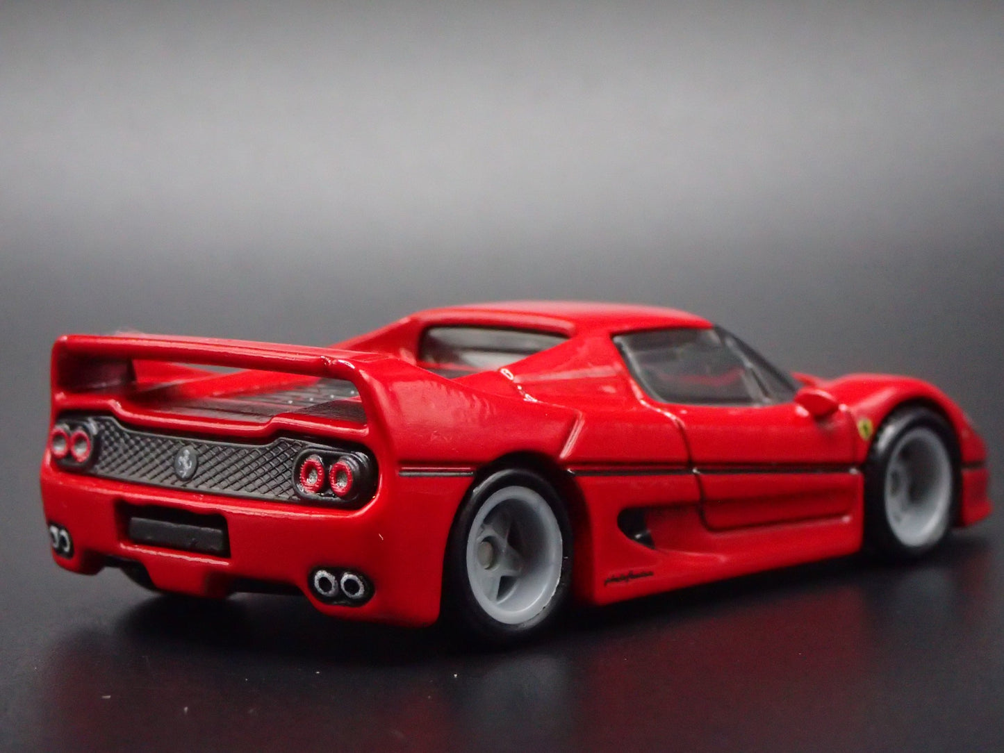 1995-1997 FERRARI F50 SUPER CAR 1:64 SCALE COLLECTIBLE DIORAMA DIECAST MODEL CAR
