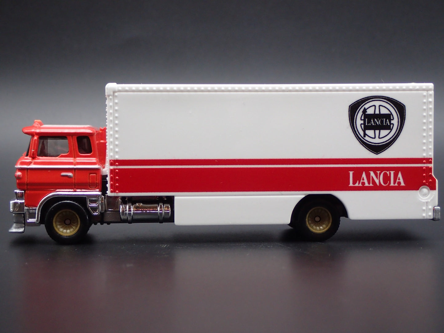 VINTAGE LANCIA CAR TRANSPORTER HAULER TRUCK 1:64 SCALE DIORAMA DIECAST MODEL