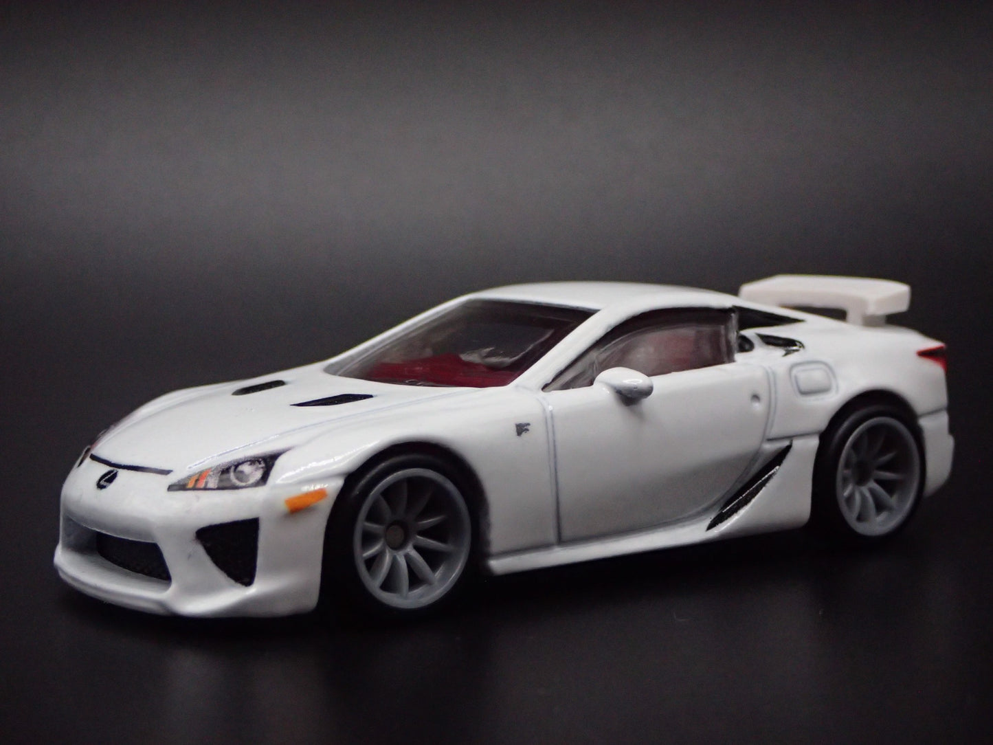 2010-2012 LEXUS LFA SUPER CAR 1/64 SCALE COLLECTIBLE DIORAMA DIECAST MODEL CAR