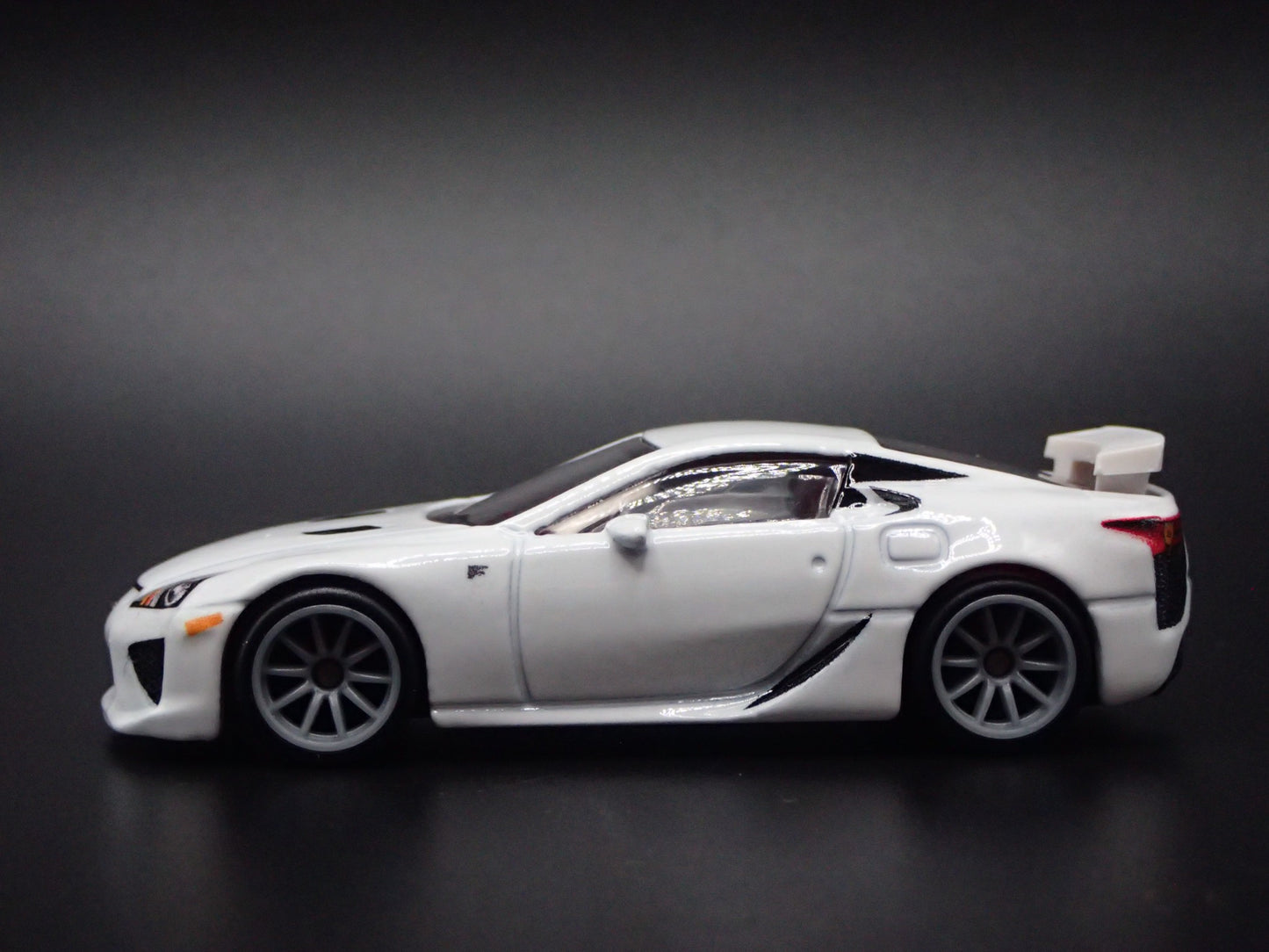 2010-2012 LEXUS LFA SUPER CAR 1/64 SCALE COLLECTIBLE DIORAMA DIECAST MODEL CAR