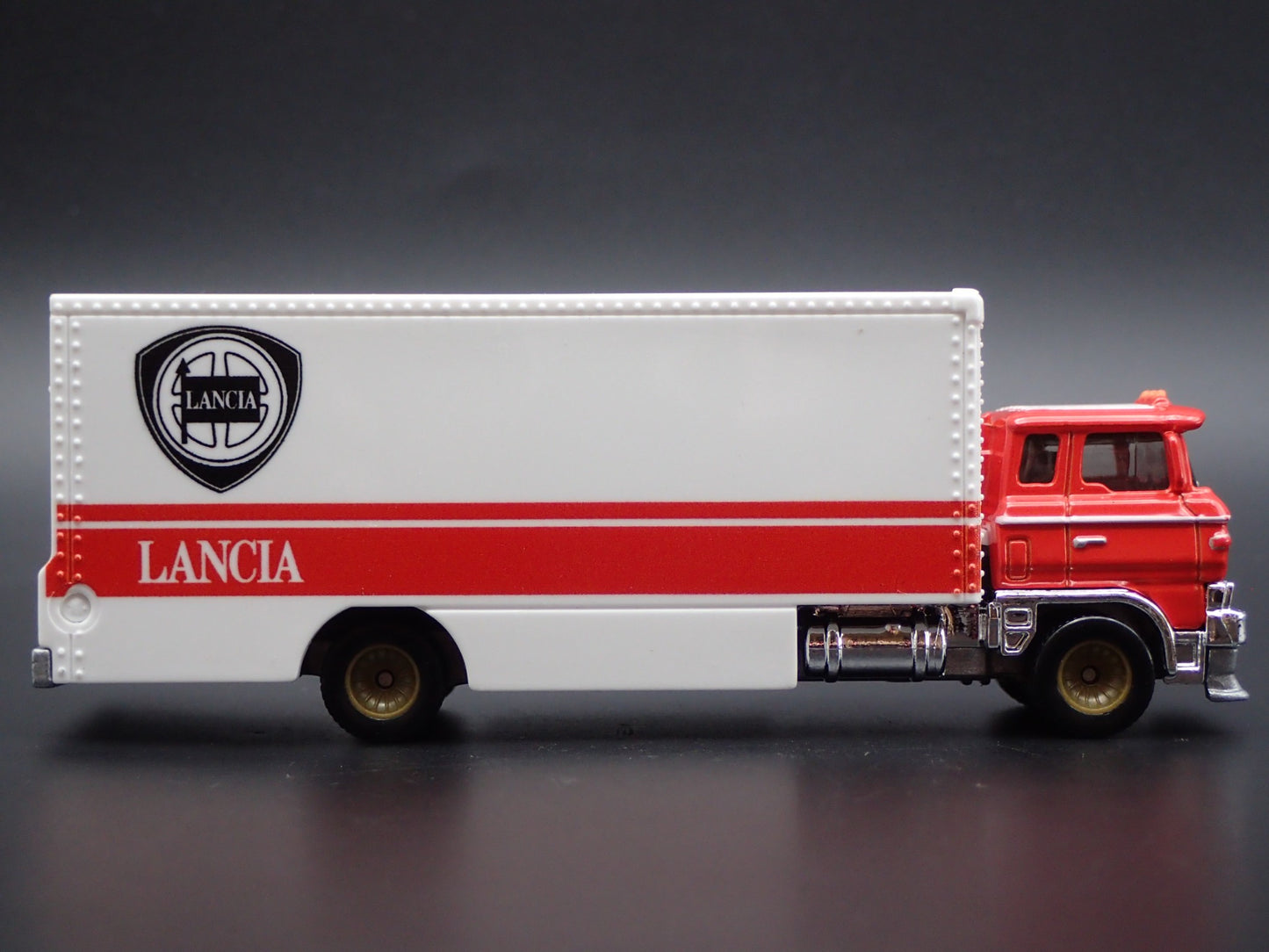 VINTAGE LANCIA CAR TRANSPORTER HAULER TRUCK 1:64 SCALE DIORAMA DIECAST MODEL