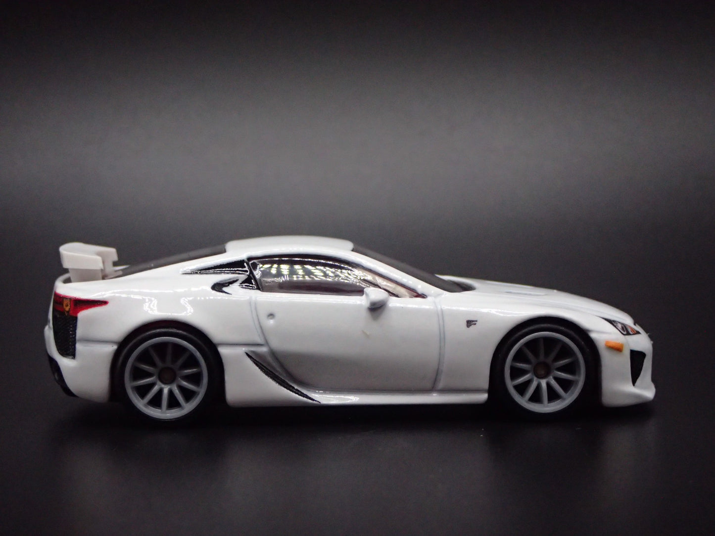 2010-2012 LEXUS LFA SUPER CAR 1/64 SCALE COLLECTIBLE DIORAMA DIECAST MODEL CAR