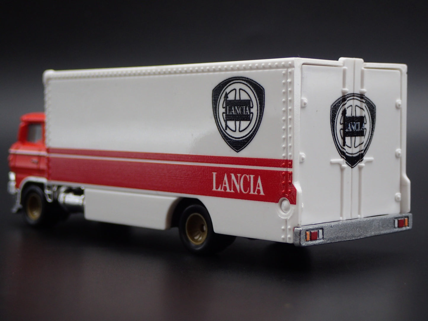VINTAGE LANCIA CAR TRANSPORTER HAULER TRUCK 1:64 SCALE DIORAMA DIECAST MODEL