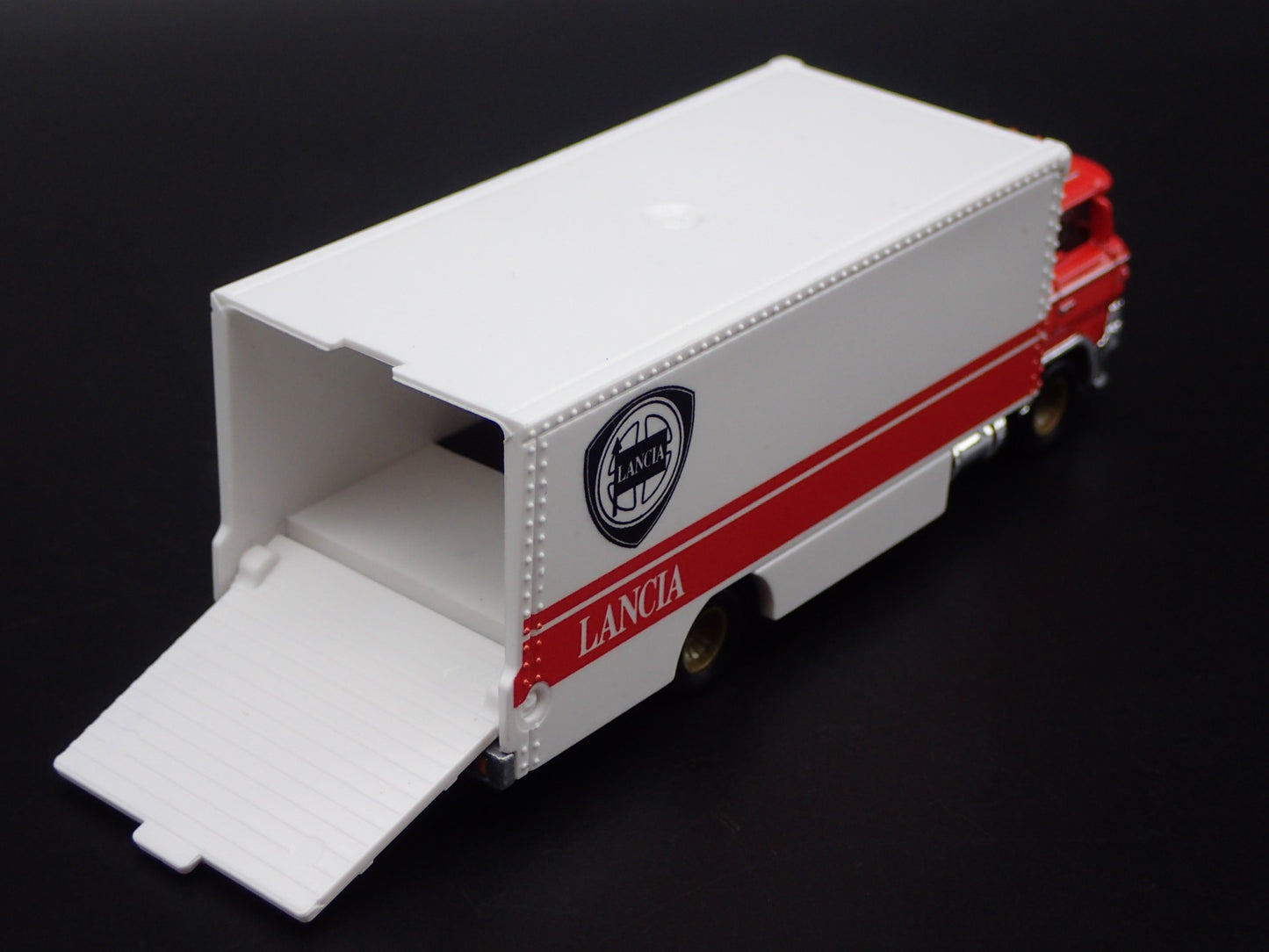VINTAGE LANCIA CAR TRANSPORTER HAULER TRUCK 1:64 SCALE DIORAMA DIECAST MODEL