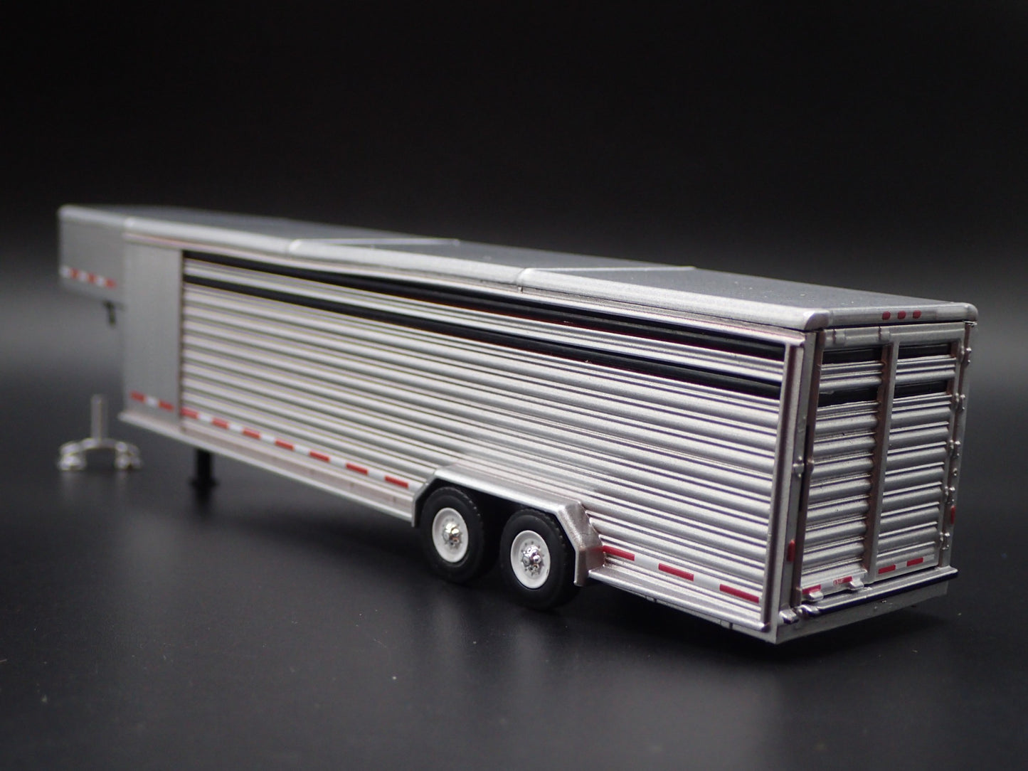 26 FOOT CONTINUOUS GOOSENECK LIVESTOCK TRAILER 1:64 SCALE DIORAMA DIECAST MODEL