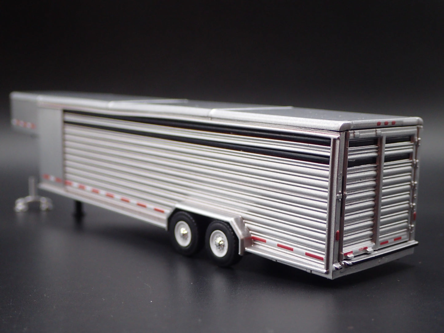 26 FOOT CONTINUOUS GOOSENECK LIVESTOCK TRAILER 1:64 SCALE DIORAMA DIECAST MODEL