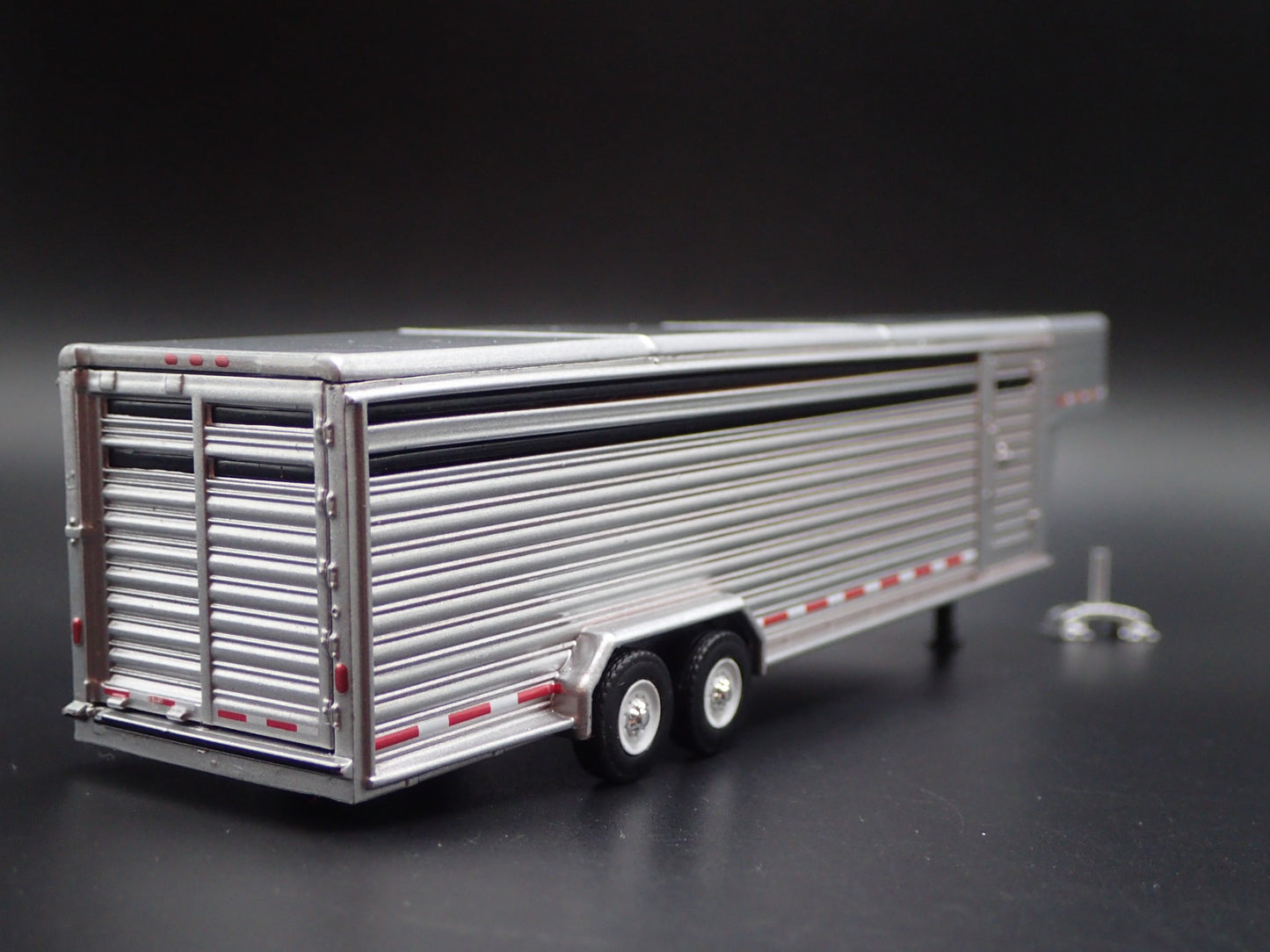 26 FOOT CONTINUOUS GOOSENECK LIVESTOCK TRAILER 1:64 SCALE DIORAMA DIECAST MODEL