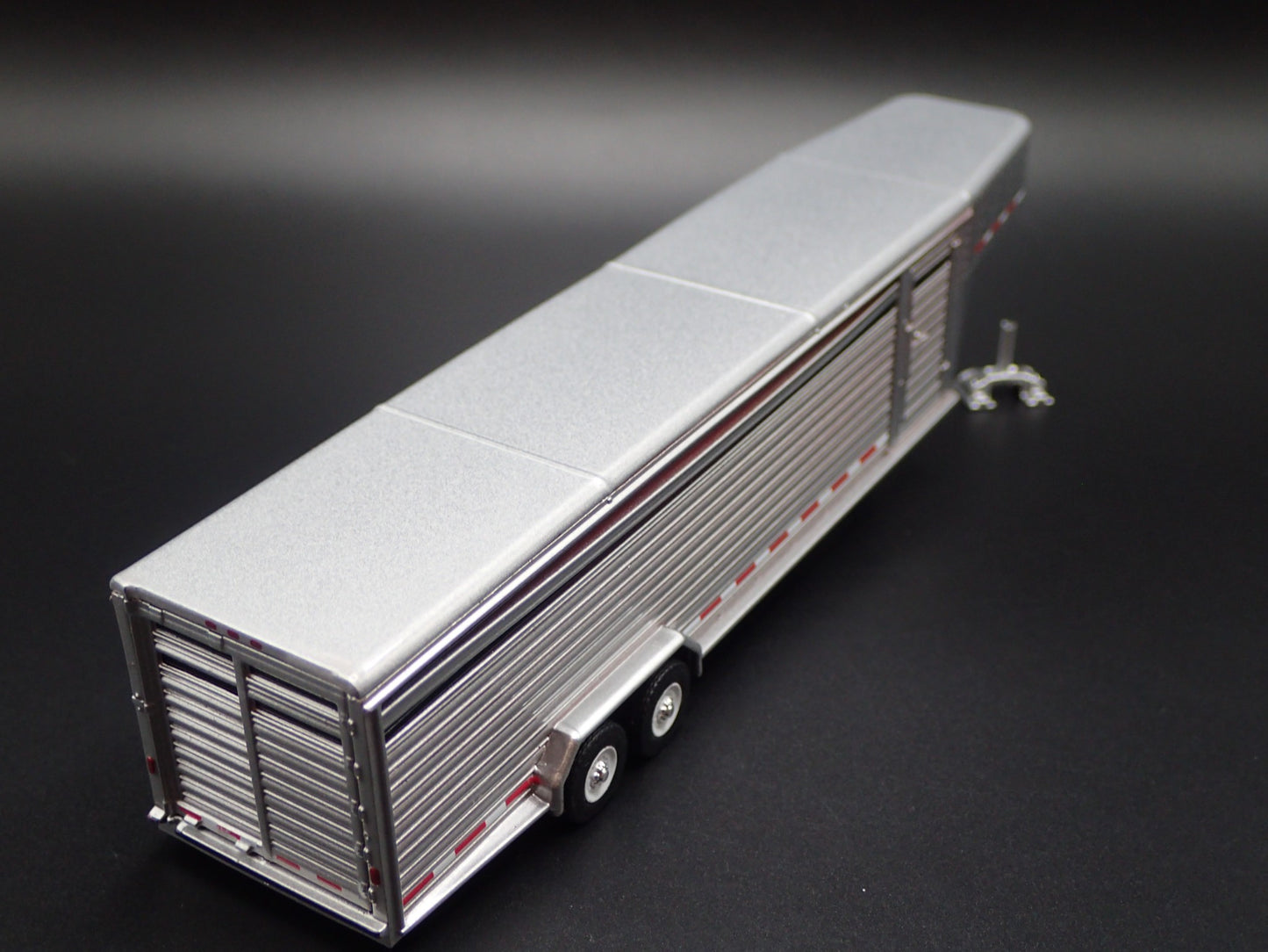 26 FOOT CONTINUOUS GOOSENECK LIVESTOCK TRAILER 1:64 SCALE DIORAMA DIECAST MODEL