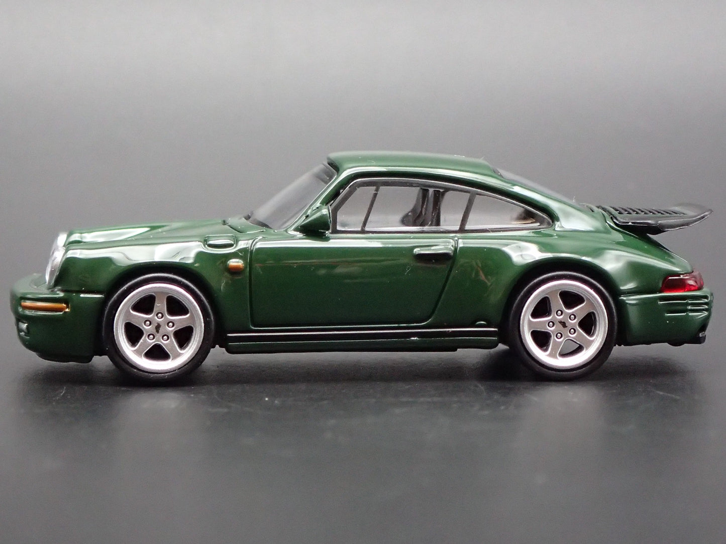 1987-1996 PORSCHE 911 CARRERA 3.2 RUF CTR 1:64 SCALE DIORAMA DIECAST MODEL CAR