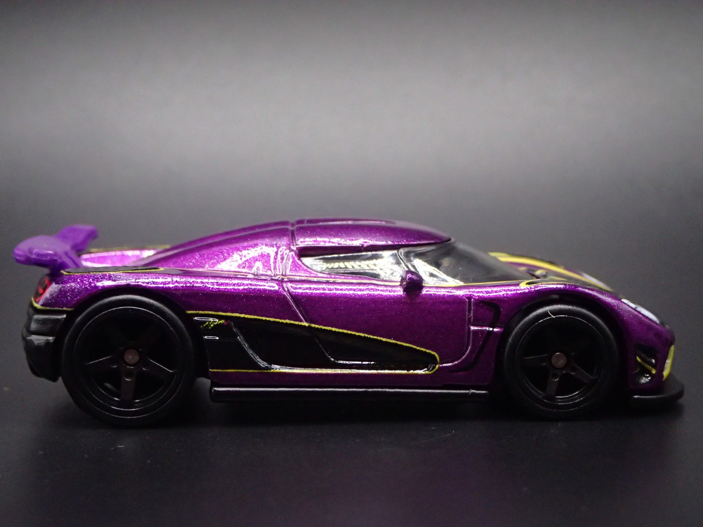 2010-2018 KOENIGSEGG AGERA RS SUPERCAR 1:64 SCALE DIORAMA DIECAST MODEL CAR