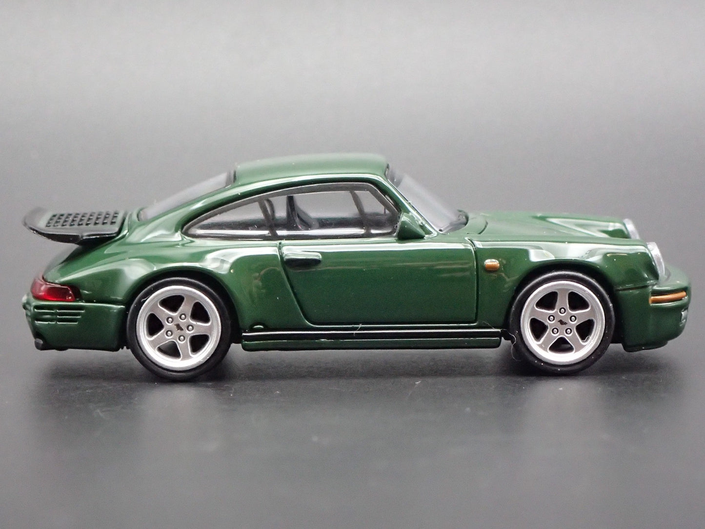 1987-1996 PORSCHE 911 CARRERA 3.2 RUF CTR 1:64 SCALE DIORAMA DIECAST MODEL CAR