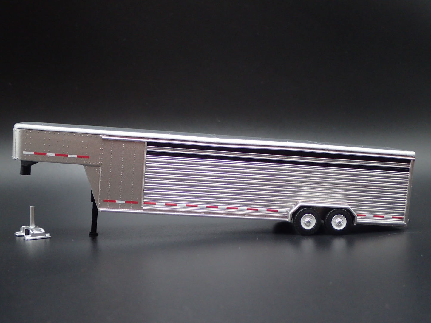 26 FOOT CONTINUOUS GOOSENECK LIVESTOCK TRAILER 1:64 SCALE DIORAMA DIECAST MODEL