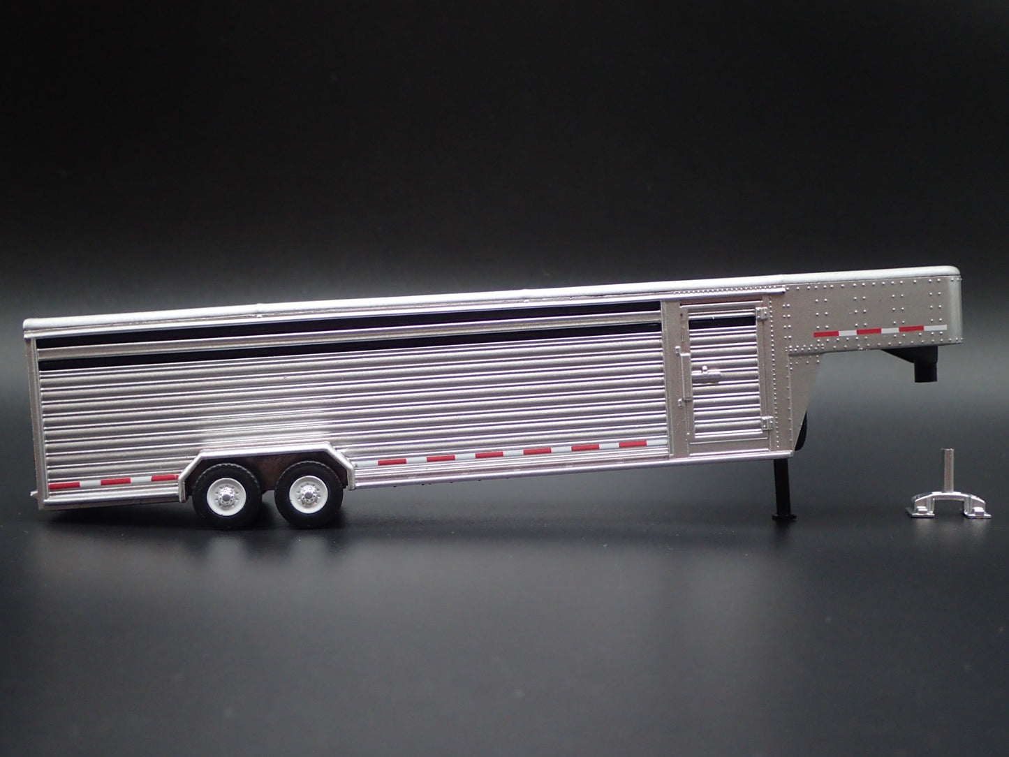 26 FOOT CONTINUOUS GOOSENECK LIVESTOCK TRAILER 1:64 SCALE DIORAMA DIECAST MODEL
