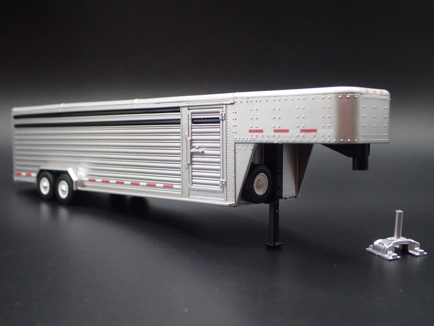 26 FOOT CONTINUOUS GOOSENECK LIVESTOCK TRAILER 1:64 SCALE DIORAMA DIECAST MODEL