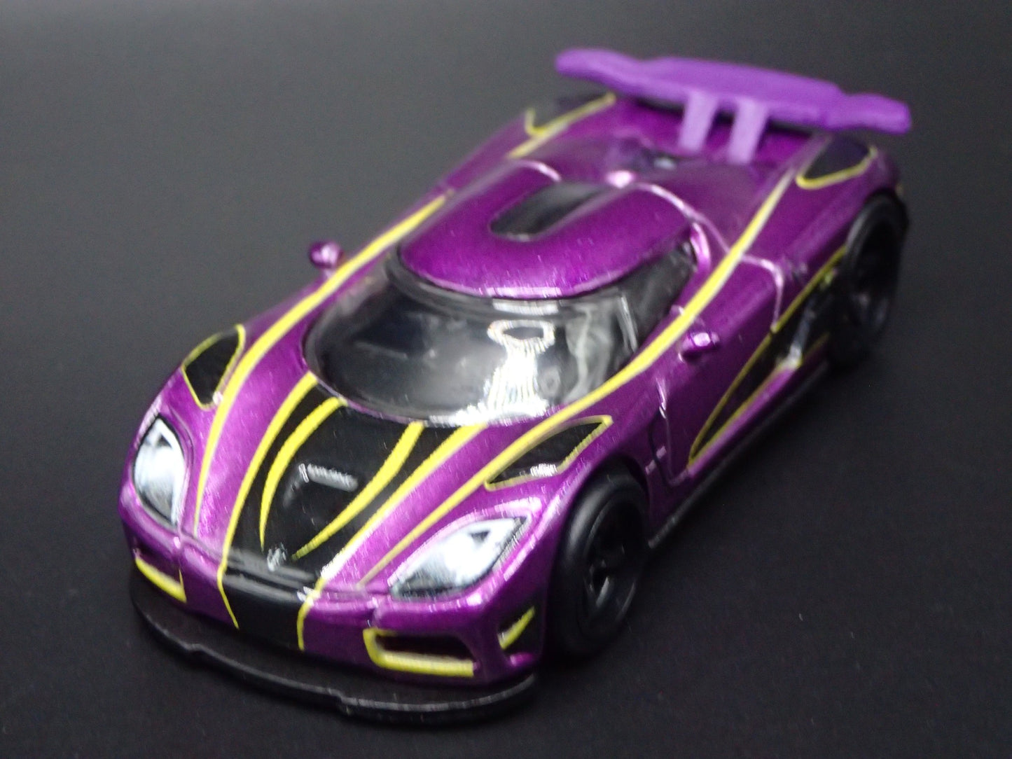 2010-2018 KOENIGSEGG AGERA RS SUPERCAR 1:64 SCALE DIORAMA DIECAST MODEL CAR