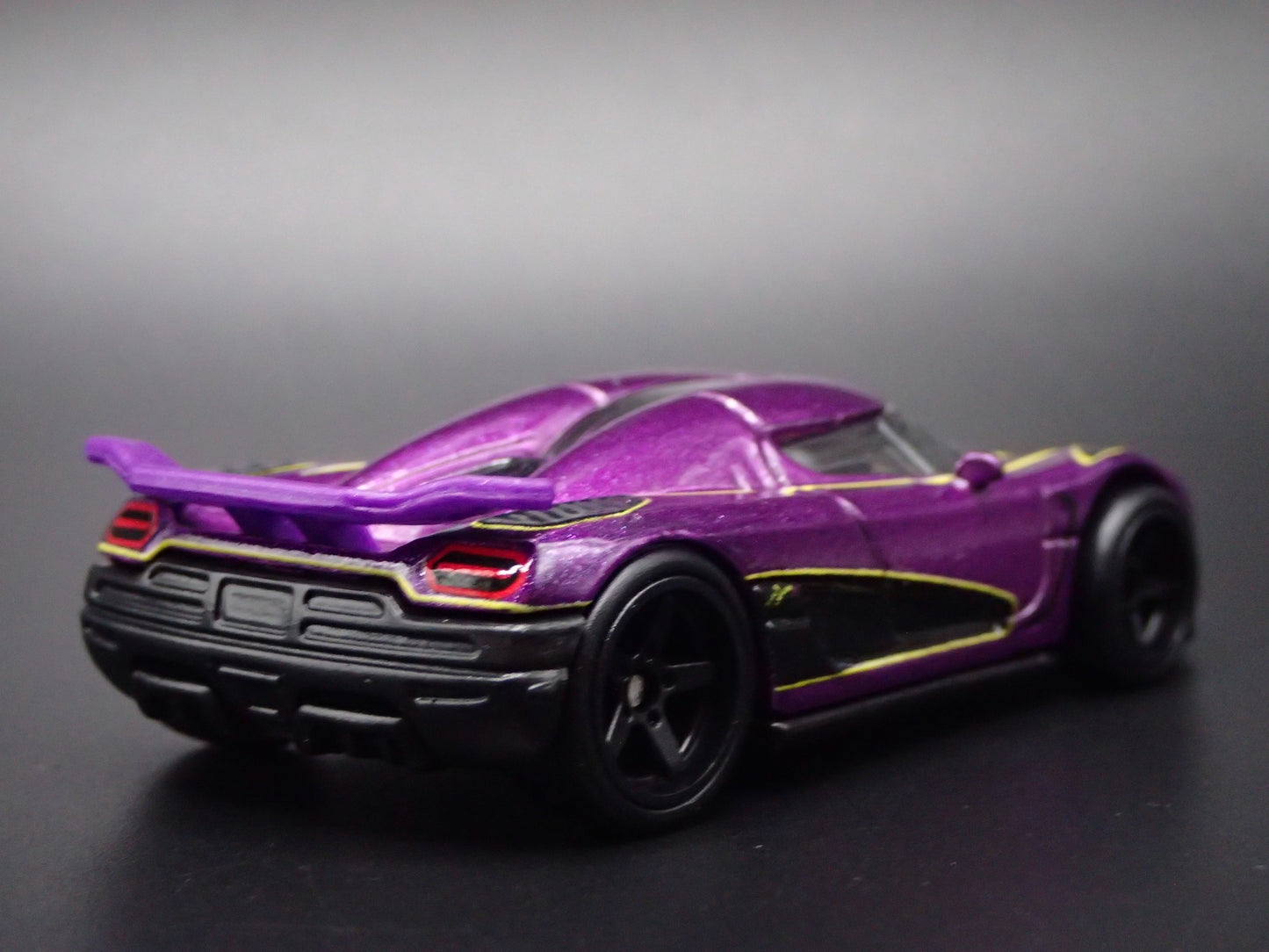 2010-2018 KOENIGSEGG AGERA RS SUPERCAR 1:64 SCALE DIORAMA DIECAST MODEL CAR