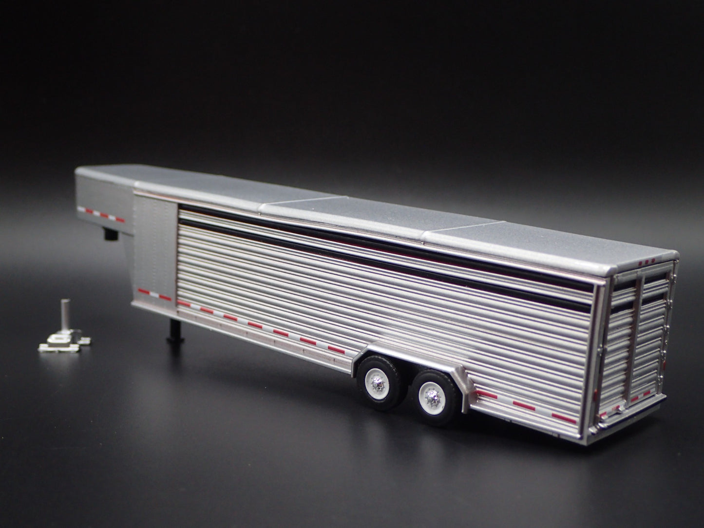 26 FOOT CONTINUOUS GOOSENECK LIVESTOCK TRAILER 1:64 SCALE DIORAMA DIECAST MODEL