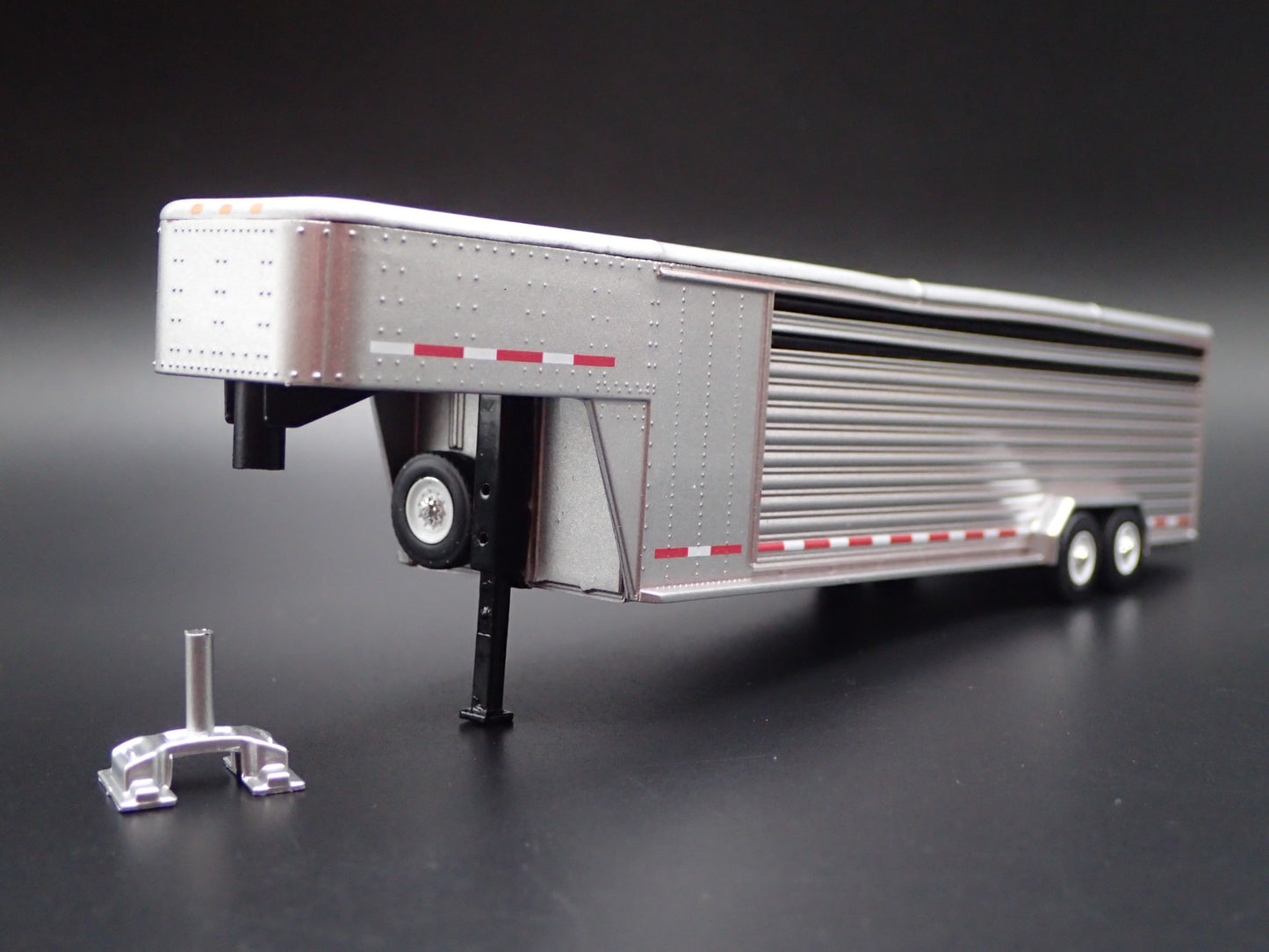 26 FOOT CONTINUOUS GOOSENECK LIVESTOCK TRAILER 1:64 SCALE DIORAMA DIECAST MODEL