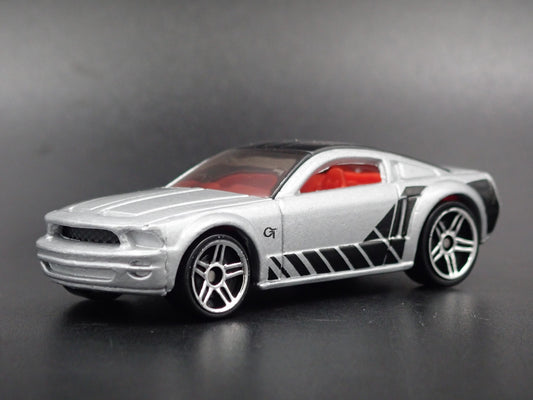 2004 04 FORD MUSTANG GT CONCEPT SILVER 1:64 SCALE COLLECTIBLE DIECAST MODEL CAR