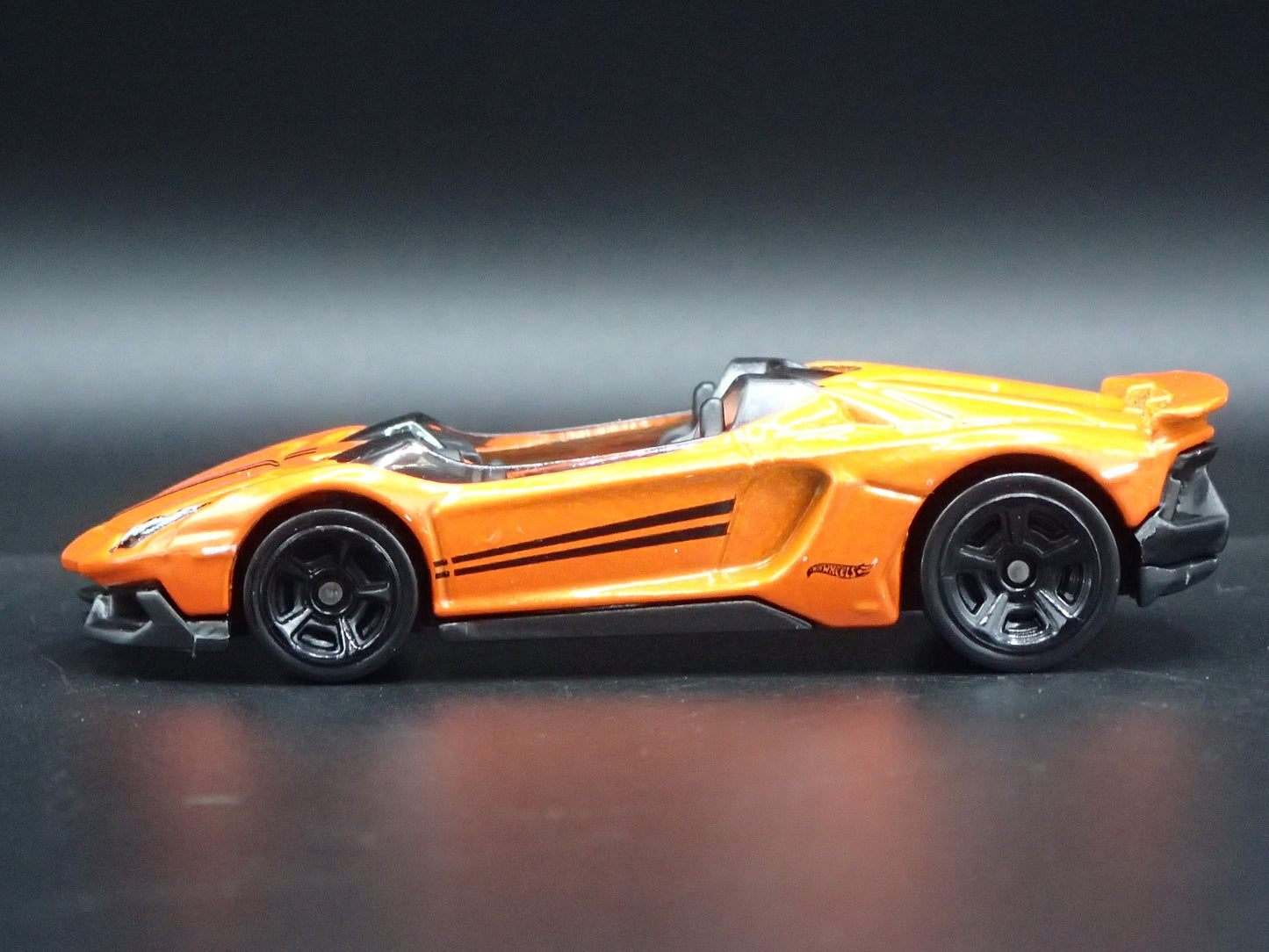 2019-2021 LAMBORGHINI AVENTADOR J SUPER CAR 1:64 SCALE DIORAMA DIECAST MODEL CAR