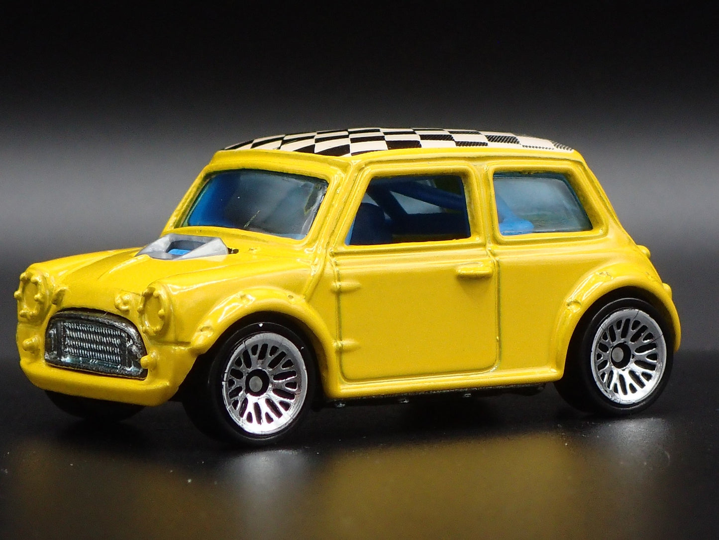 1969-1976 MINI COOPER MARK III 1:64 SCALE COLLECTIBLE DIORAMA DIECAST MODEL CAR