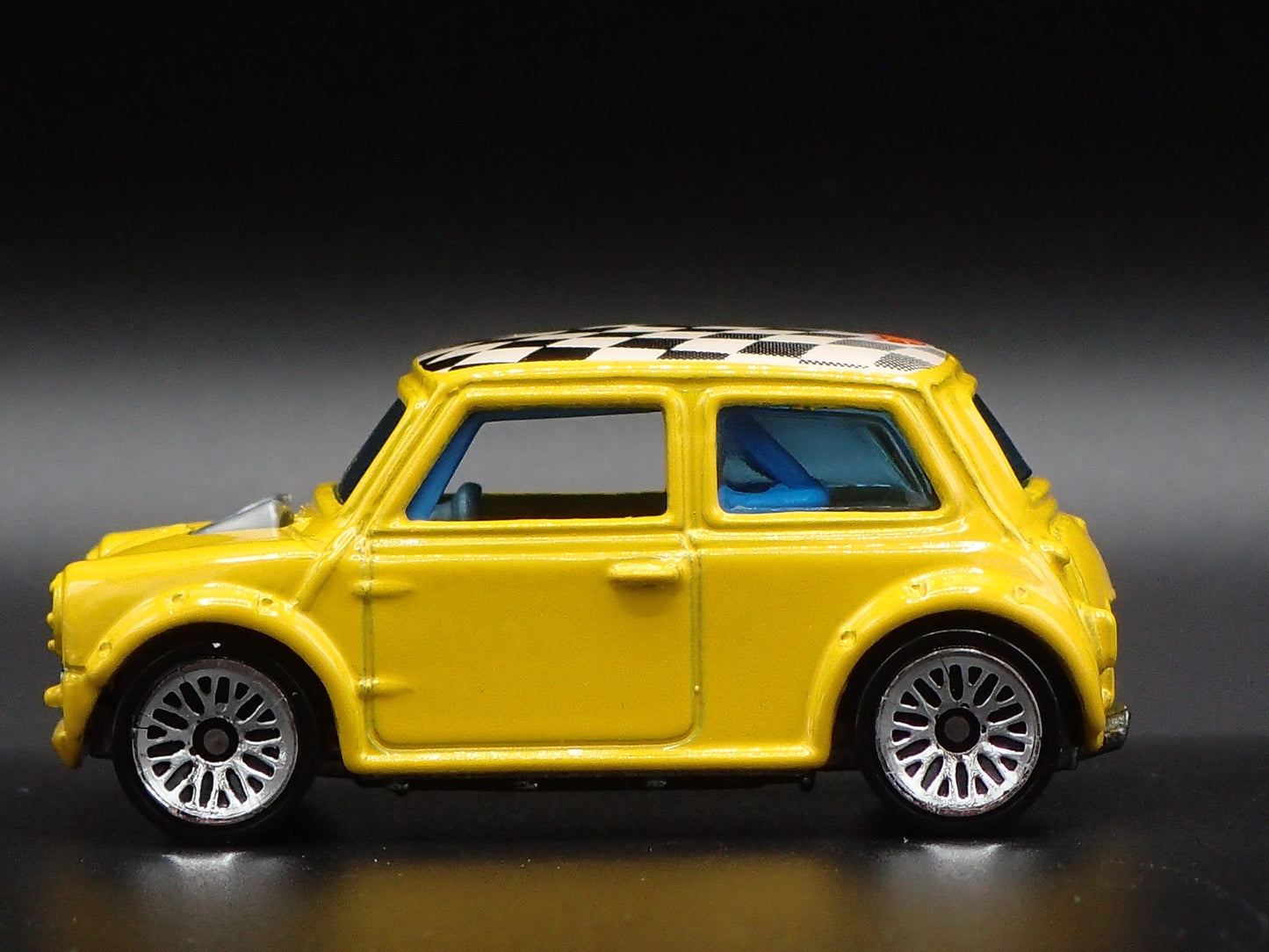 1969-1976 MINI COOPER MARK III 1:64 SCALE COLLECTIBLE DIORAMA DIECAST MODEL CAR