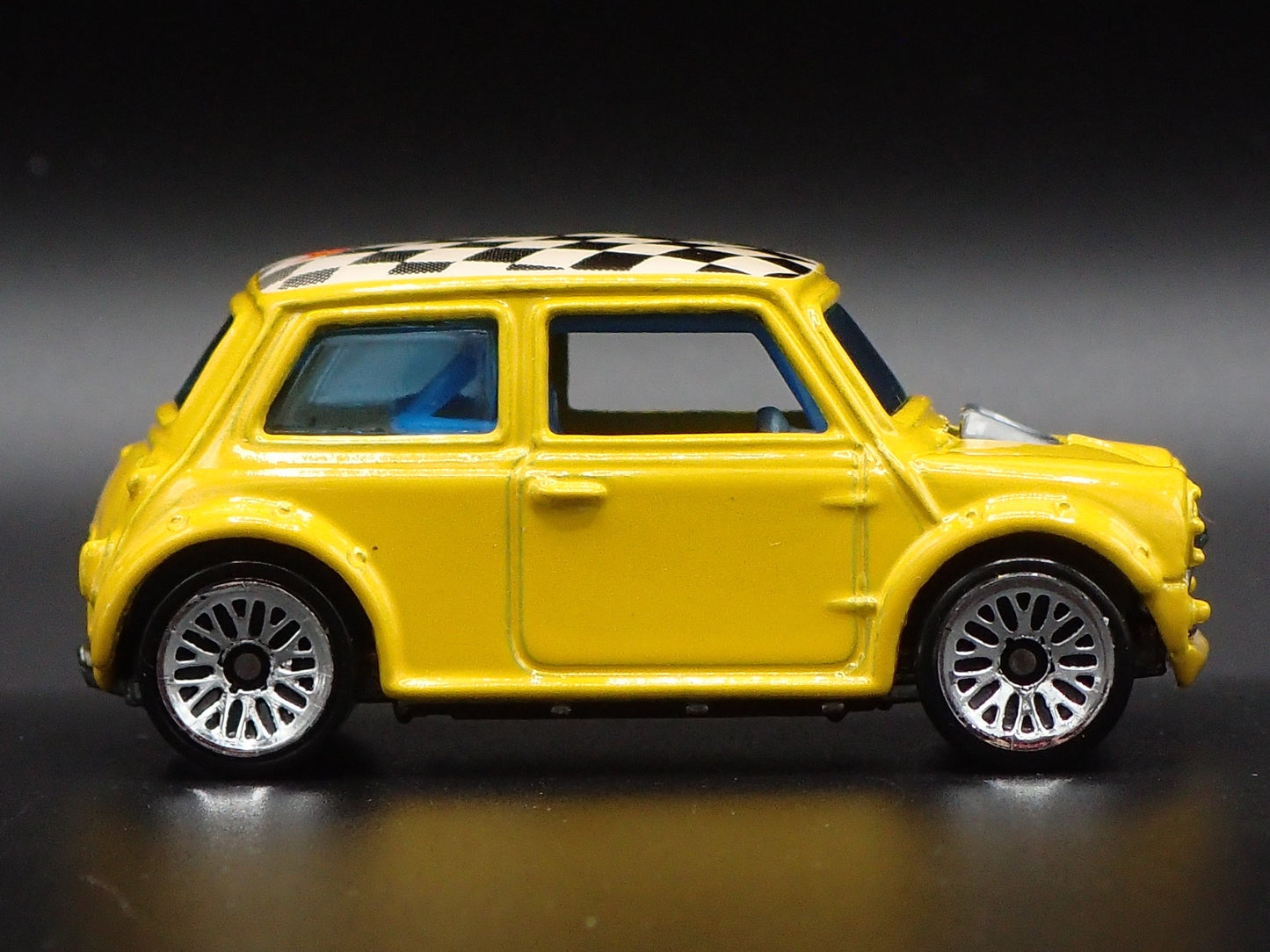 1969-1976 MINI COOPER MARK III 1:64 SCALE COLLECTIBLE DIORAMA DIECAST MODEL CAR