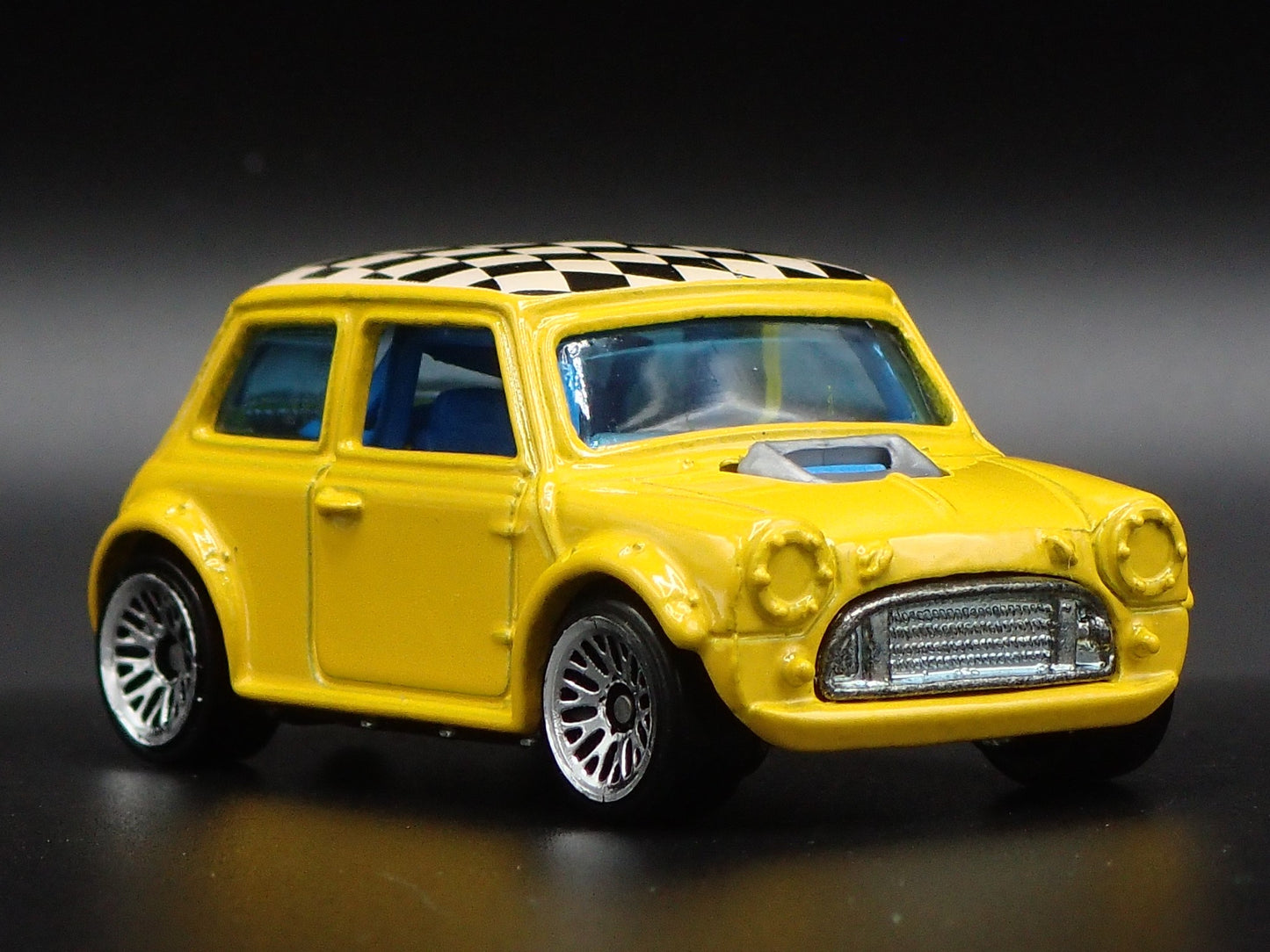 1969-1976 MINI COOPER MARK III 1:64 SCALE COLLECTIBLE DIORAMA DIECAST MODEL CAR