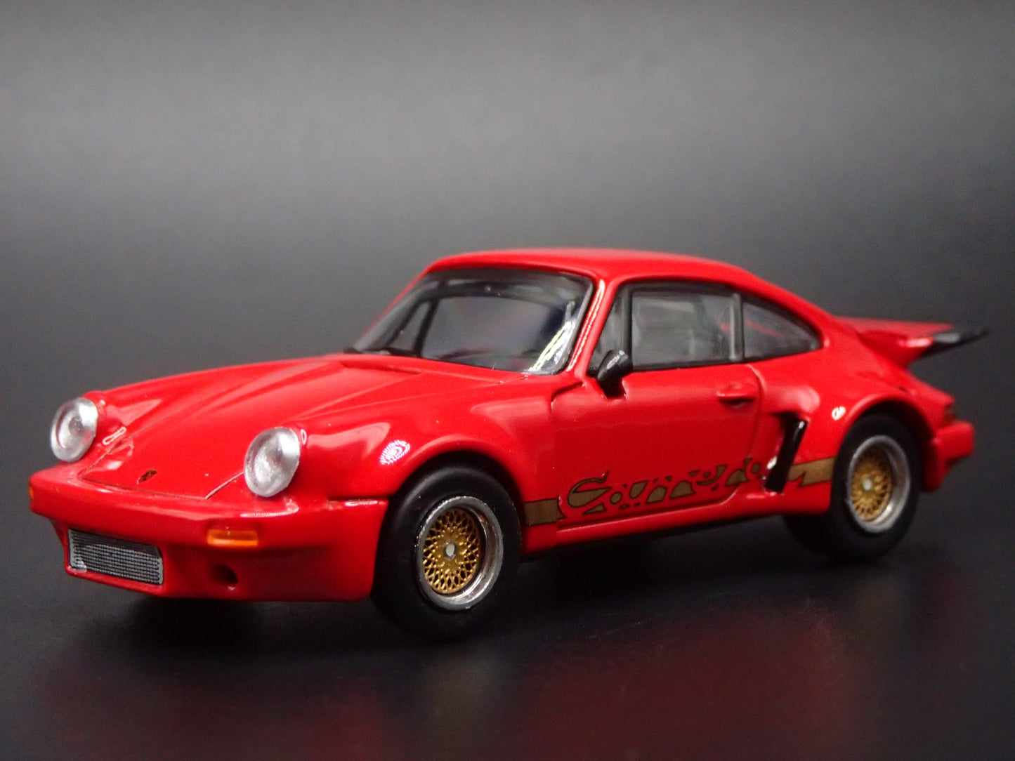 PORSCHE 911 CARRERA RSR 3.0 RED 1:64 SCALE COLLECTIBLE DIORAMA DIECAST MODEL CAR