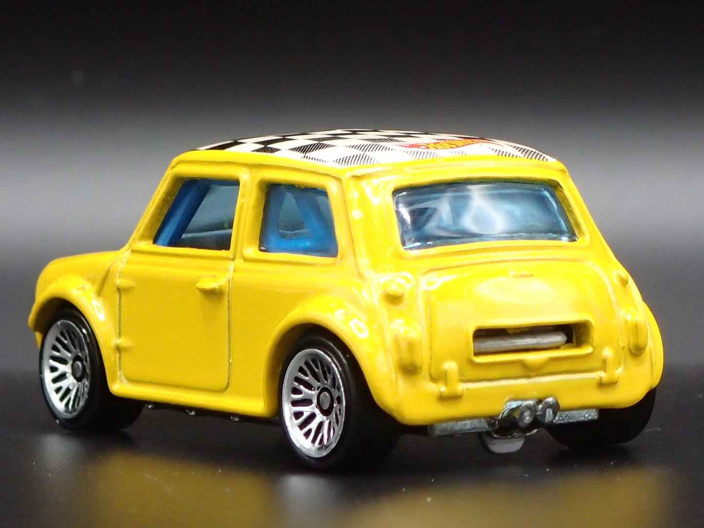 1969-1976 MINI COOPER MARK III 1:64 SCALE COLLECTIBLE DIORAMA DIECAST MODEL CAR