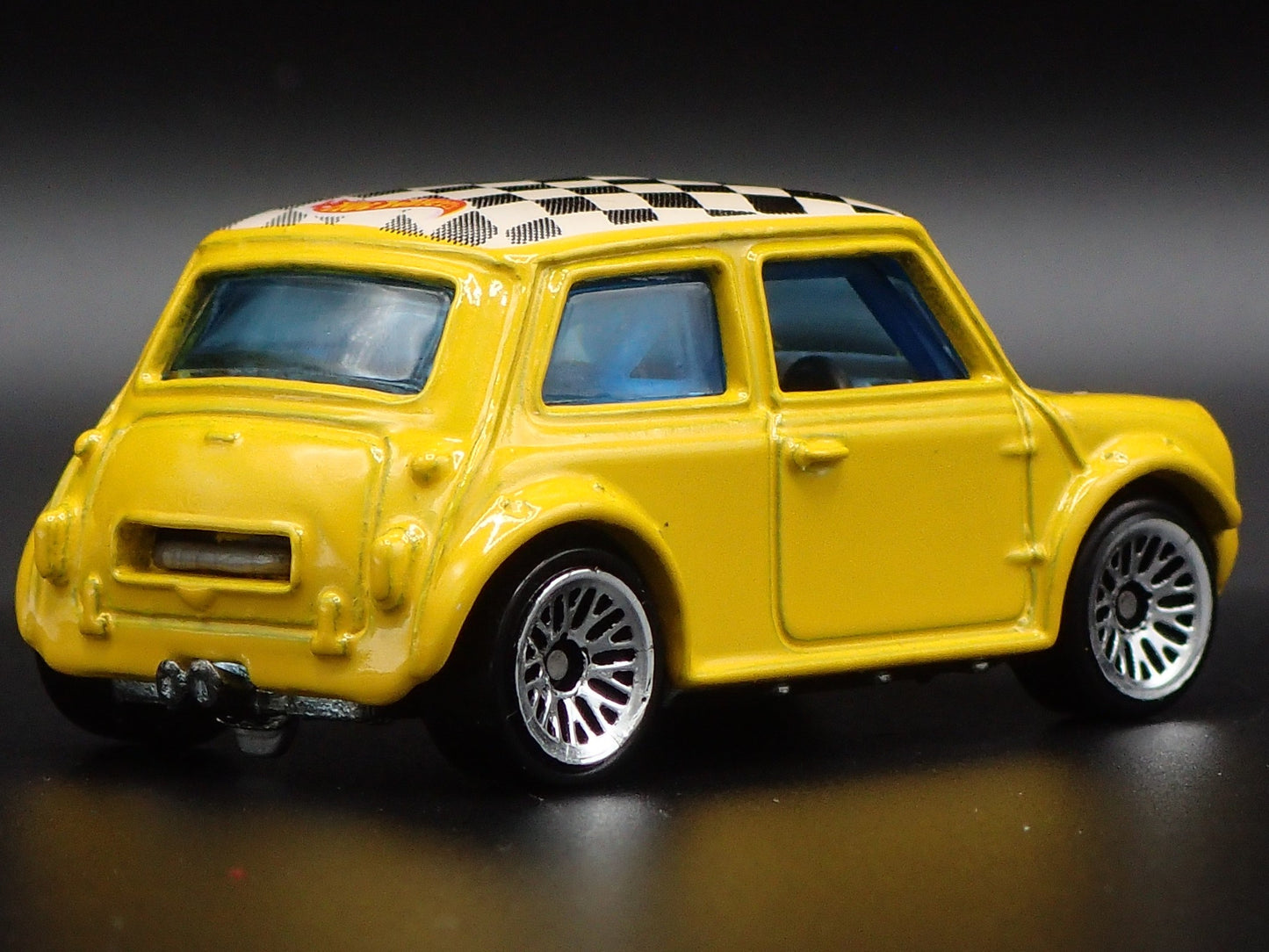 1969-1976 MINI COOPER MARK III 1:64 SCALE COLLECTIBLE DIORAMA DIECAST MODEL CAR