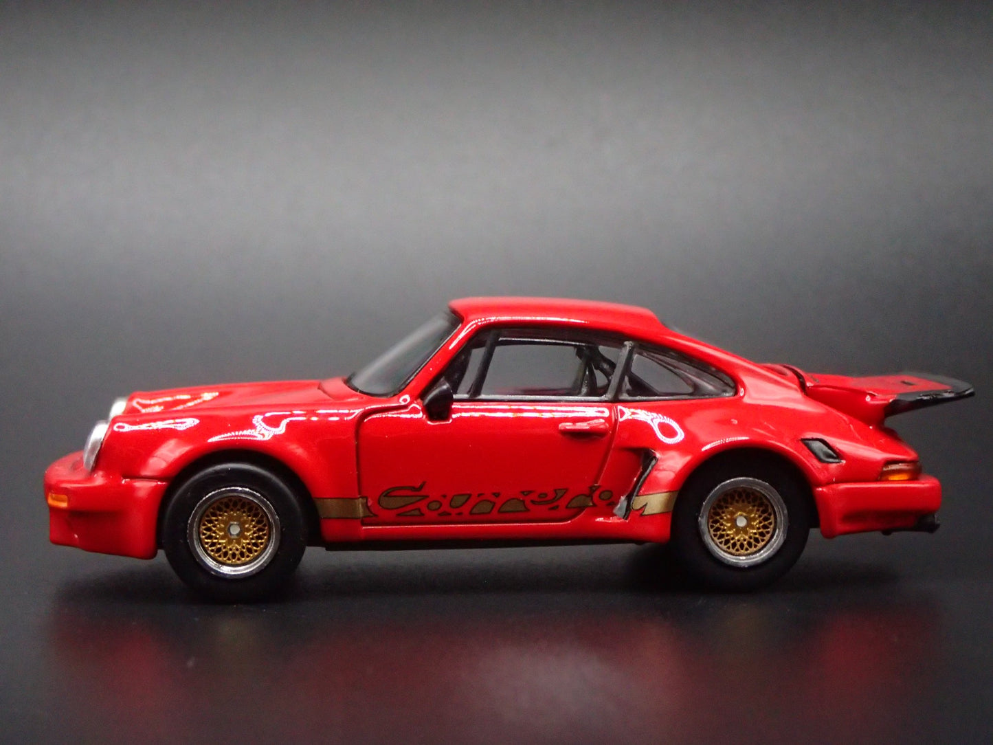 PORSCHE 911 CARRERA RSR 3.0 RED 1:64 SCALE COLLECTIBLE DIORAMA DIECAST MODEL CAR
