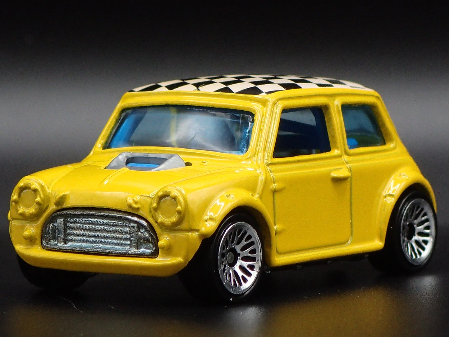1969-1976 MINI COOPER MARK III 1:64 SCALE COLLECTIBLE DIORAMA DIECAST MODEL CAR