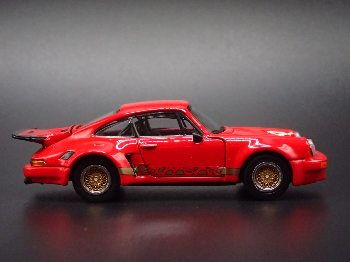 PORSCHE 911 CARRERA RSR 3.0 RED 1:64 SCALE COLLECTIBLE DIORAMA DIECAST MODEL CAR
