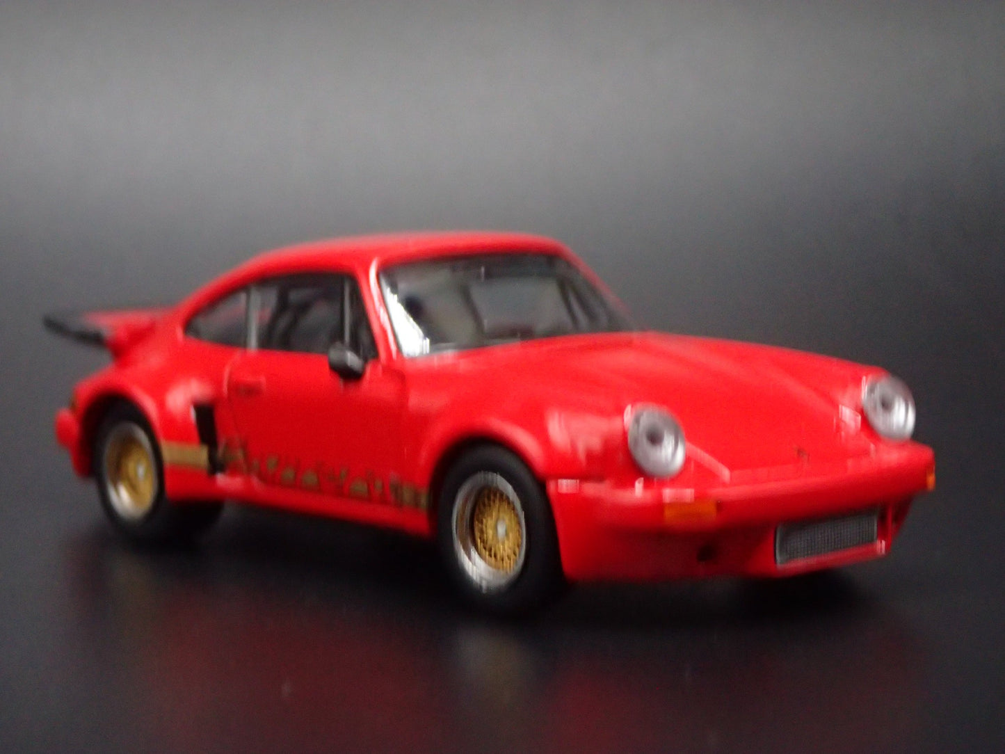 PORSCHE 911 CARRERA RSR 3.0 RED 1:64 SCALE COLLECTIBLE DIORAMA DIECAST MODEL CAR