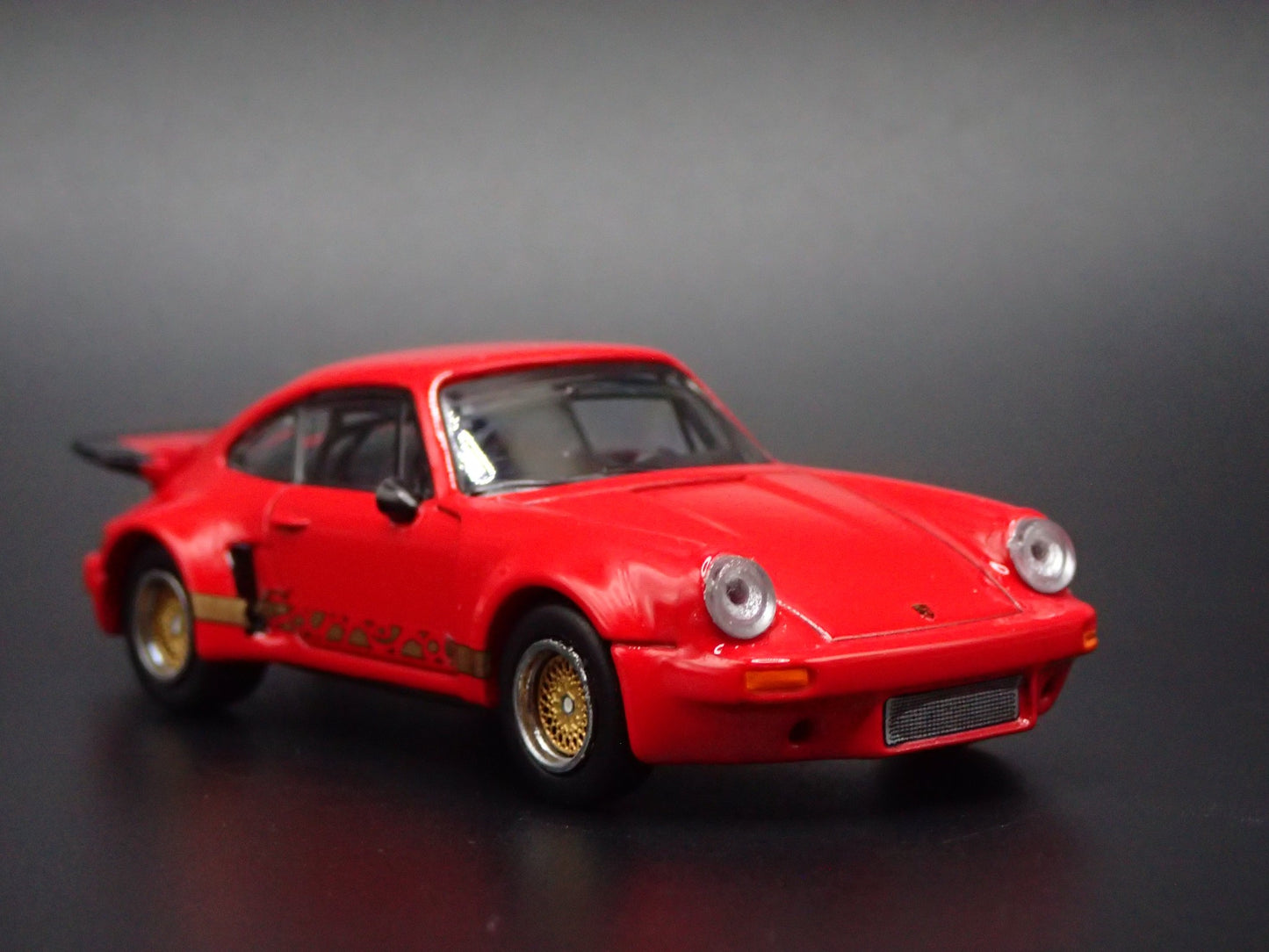PORSCHE 911 CARRERA RSR 3.0 RED 1:64 SCALE COLLECTIBLE DIORAMA DIECAST MODEL CAR
