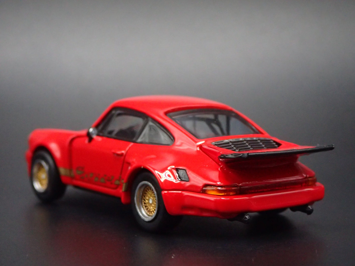 PORSCHE 911 CARRERA RSR 3.0 RED 1:64 SCALE COLLECTIBLE DIORAMA DIECAST MODEL CAR