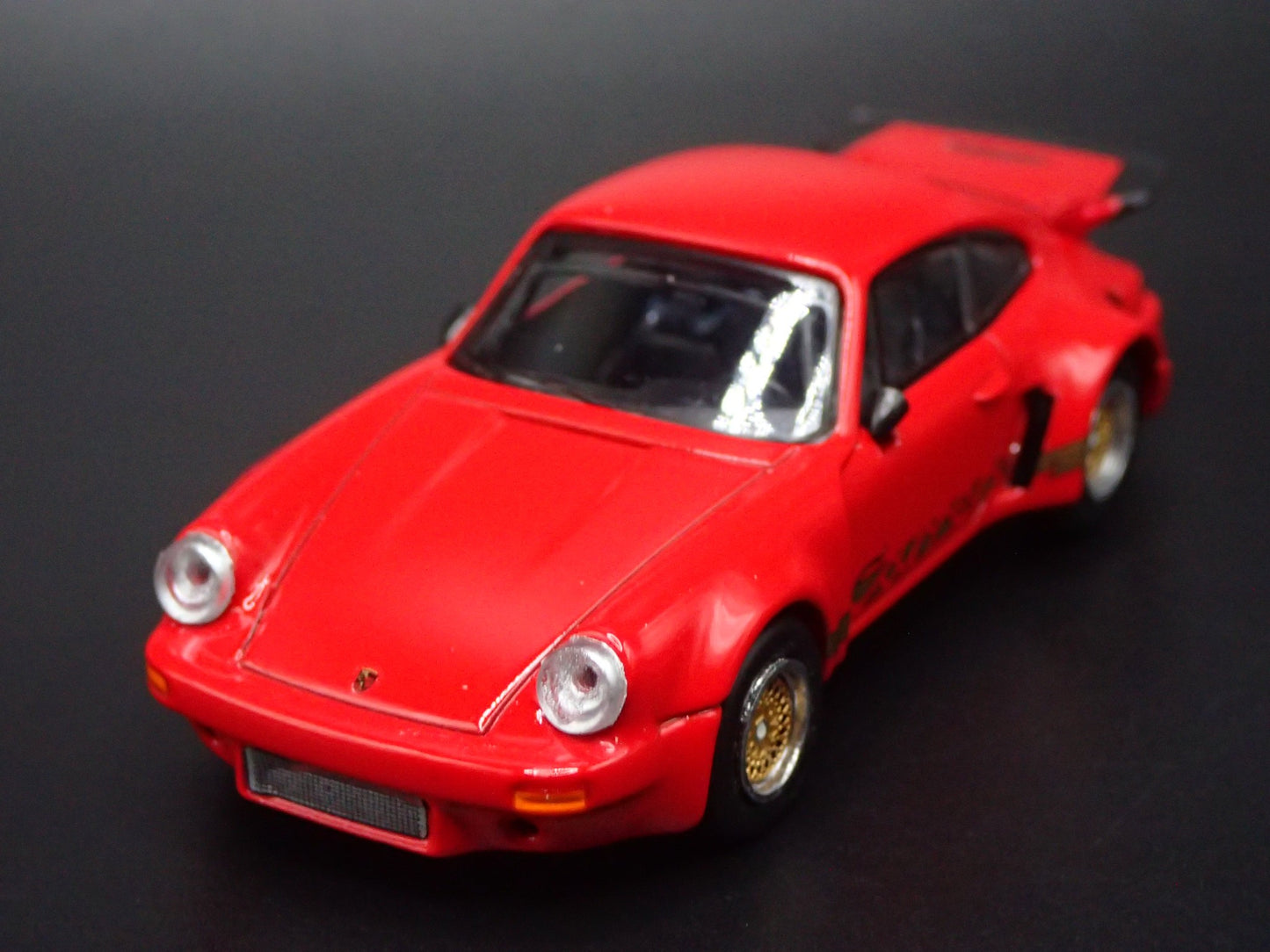 PORSCHE 911 CARRERA RSR 3.0 RED 1:64 SCALE COLLECTIBLE DIORAMA DIECAST MODEL CAR