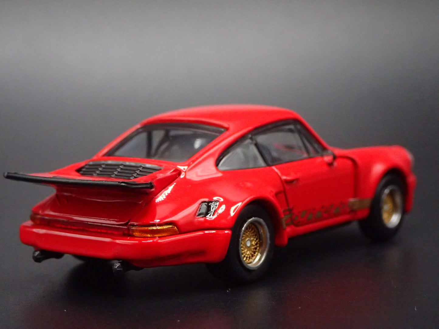 PORSCHE 911 CARRERA RSR 3.0 RED 1:64 SCALE COLLECTIBLE DIORAMA DIECAST MODEL CAR