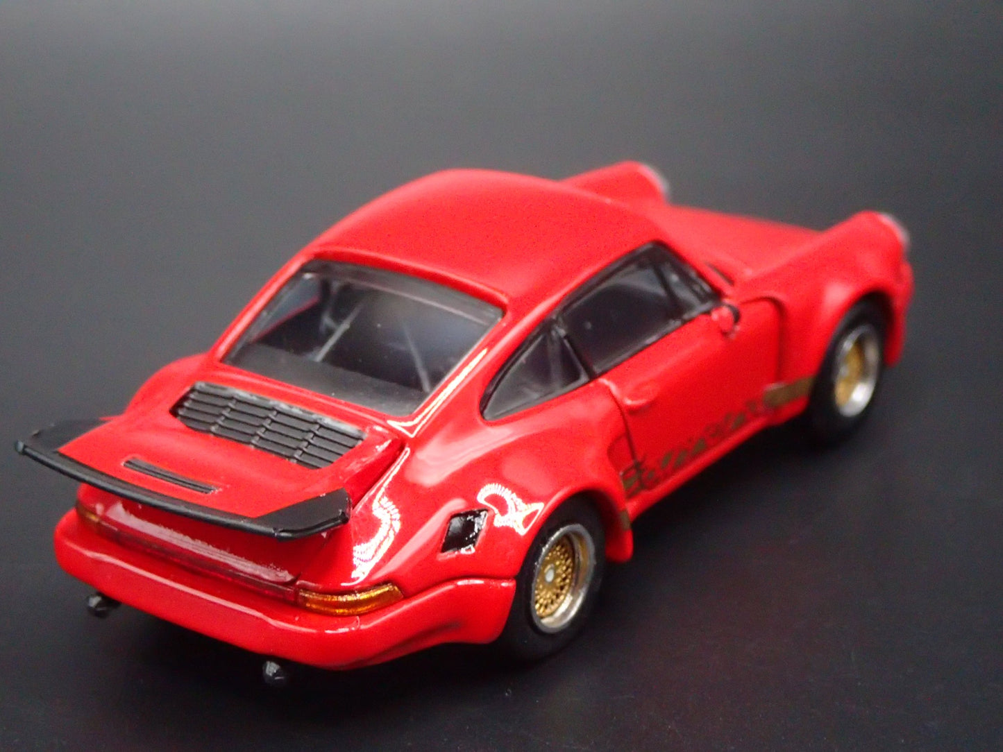 PORSCHE 911 CARRERA RSR 3.0 RED 1:64 SCALE COLLECTIBLE DIORAMA DIECAST MODEL CAR