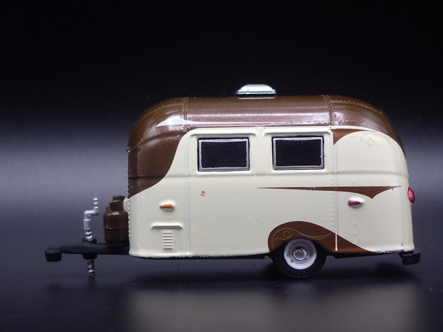 AIRSTREAM 16' BAMBI SPORT TRAILER CAMPER 1/64 SCALE DIORAMA DIECAST MODEL CAR