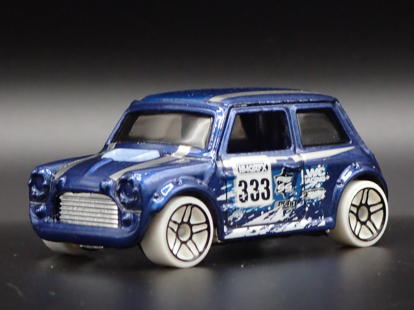 1969-1976 MINI COOPER MARK III 1:64 SCALE COLLECTIBLE DIORAMA DIECAST MODEL CAR