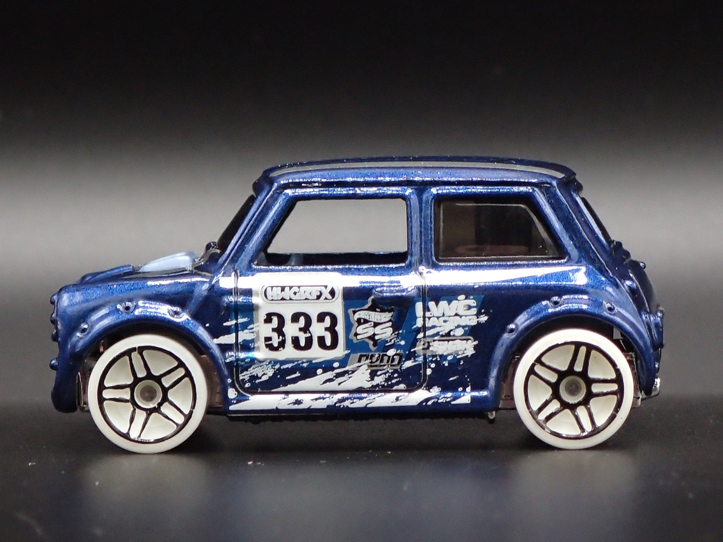 1969-1976 MINI COOPER MARK III 1:64 SCALE COLLECTIBLE DIORAMA DIECAST MODEL CAR