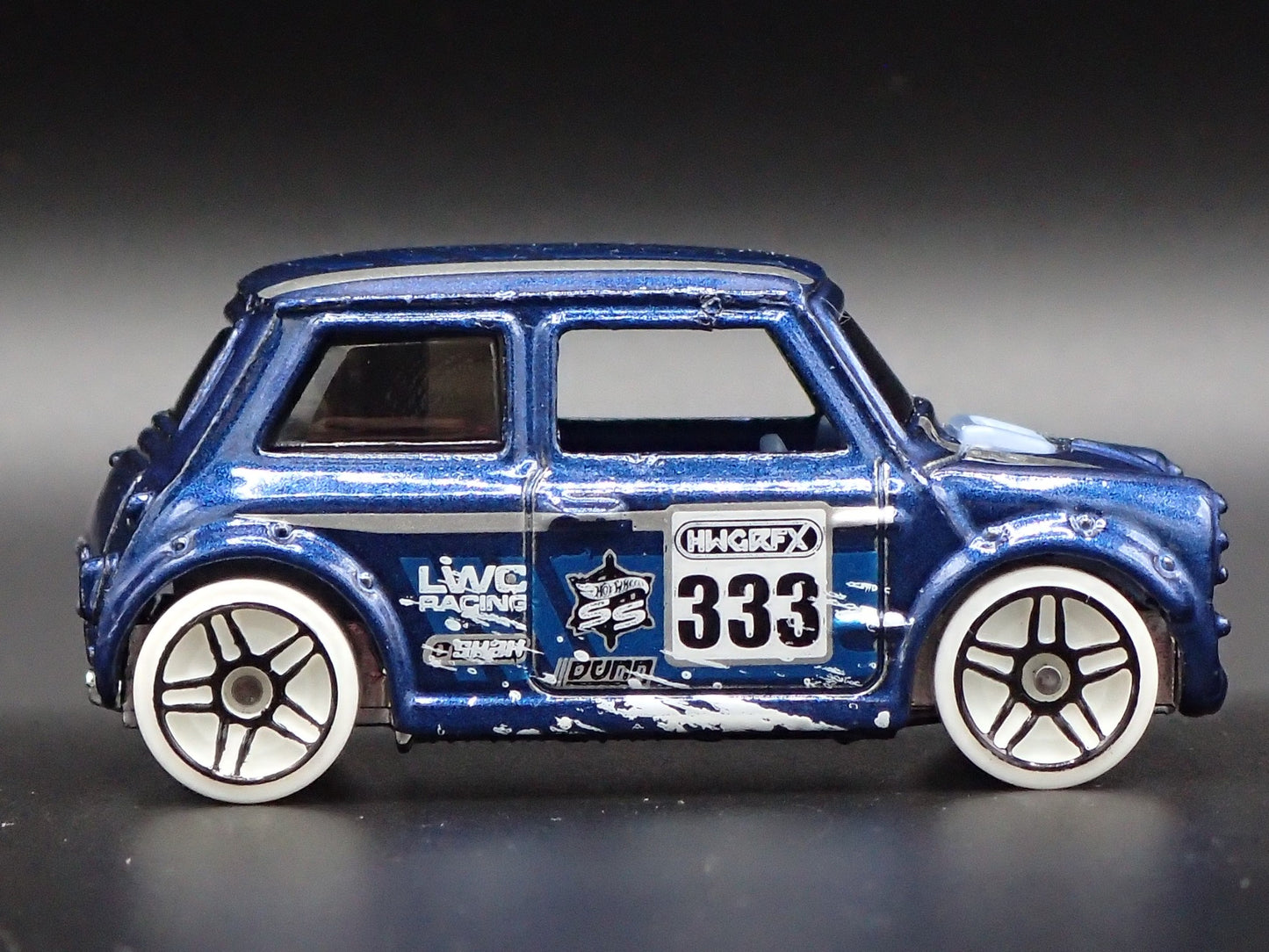 1969-1976 MINI COOPER MARK III 1:64 SCALE COLLECTIBLE DIORAMA DIECAST MODEL CAR