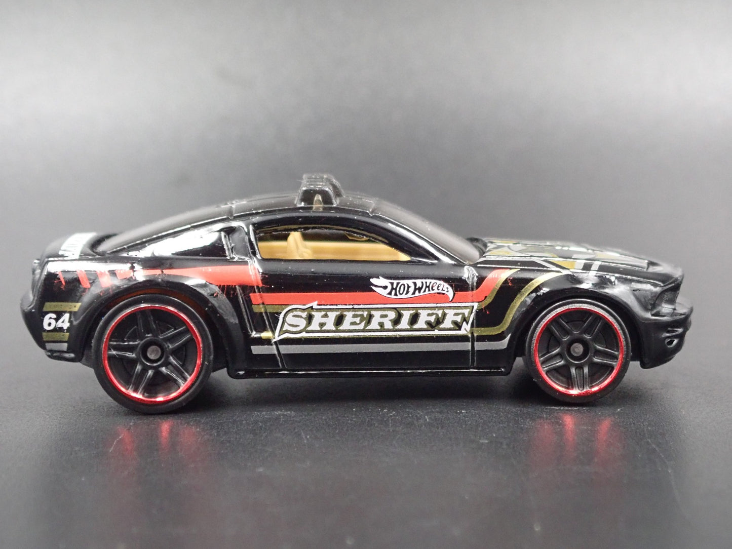 2005 05 FORD MUSTANG GT CONCEPT SHERIFF 1:64 SCALE DIORAMA DIECAST MODEL CAR