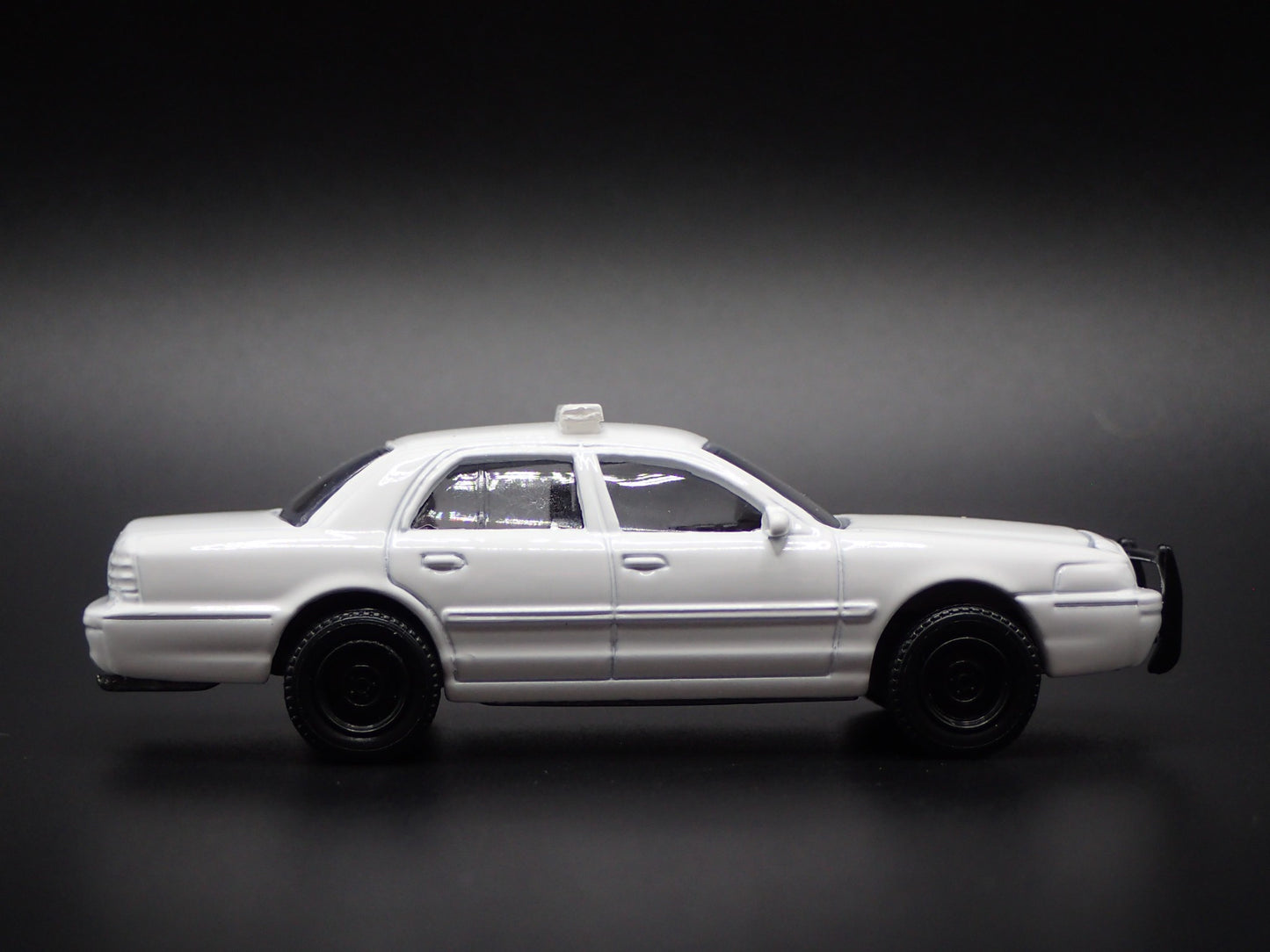 1998-2009 FORD CROWN VICTORIA POLICE INTERCEPTOR 1:64 SCALE DIECAST MODEL CAR