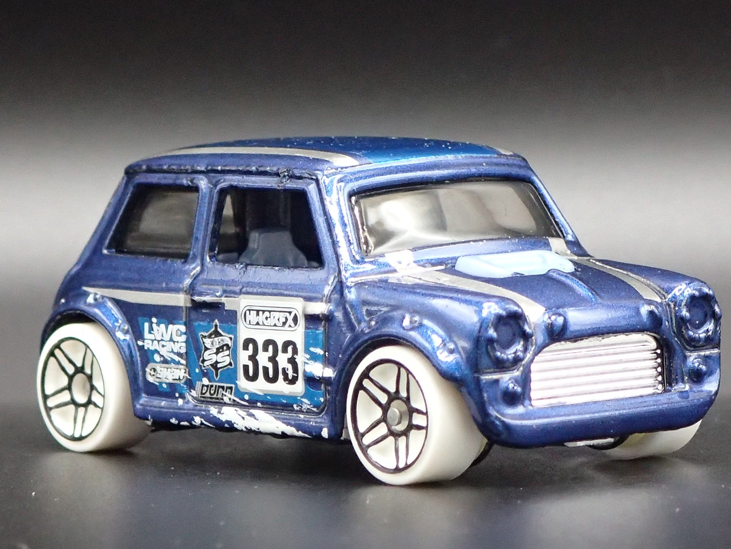 1969-1976 MINI COOPER MARK III 1:64 SCALE COLLECTIBLE DIORAMA DIECAST MODEL CAR