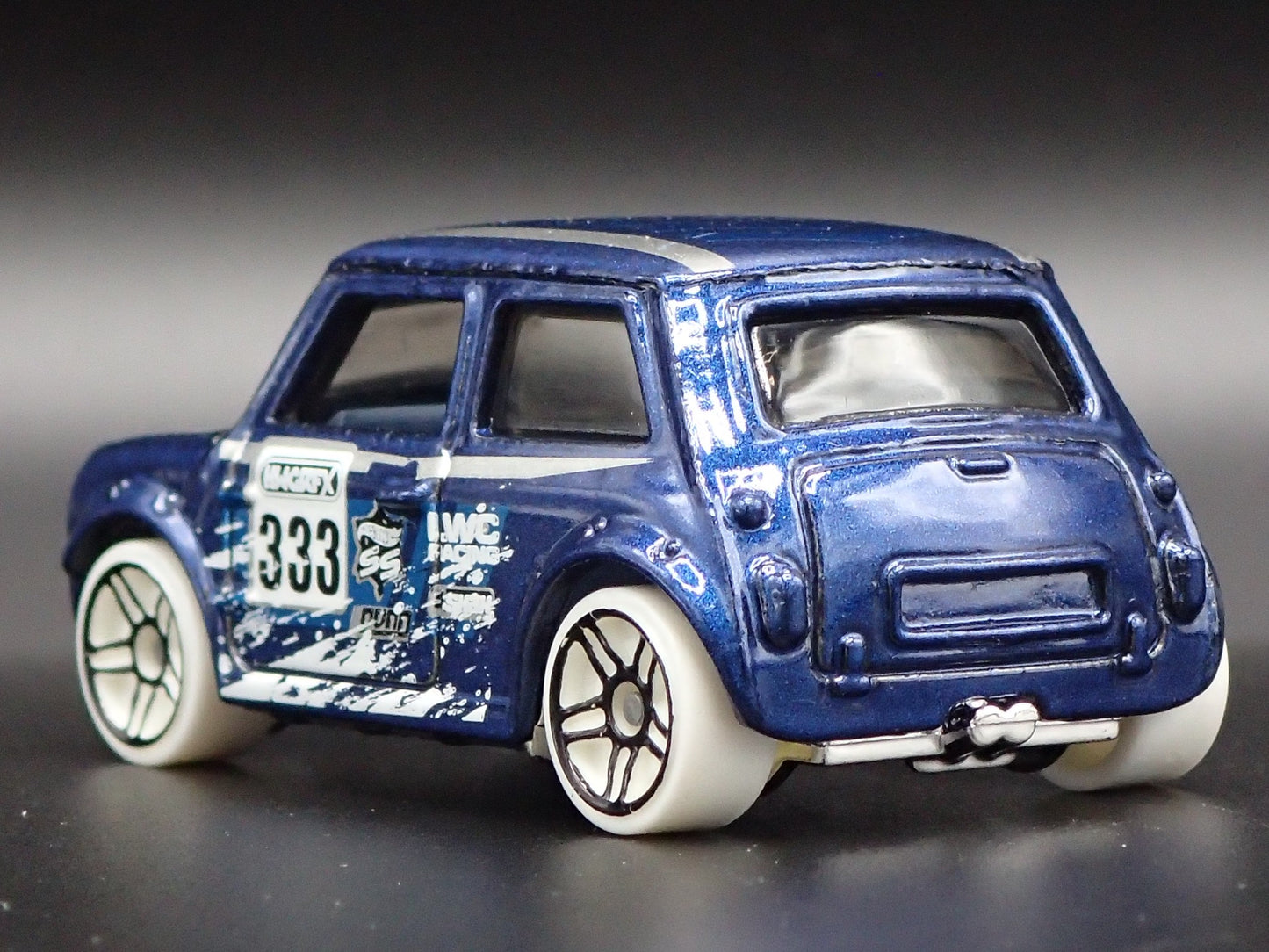 1969-1976 MINI COOPER MARK III 1:64 SCALE COLLECTIBLE DIORAMA DIECAST MODEL CAR