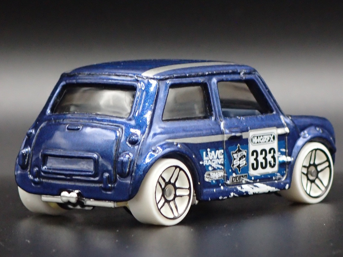 1969-1976 MINI COOPER MARK III 1:64 SCALE COLLECTIBLE DIORAMA DIECAST MODEL CAR