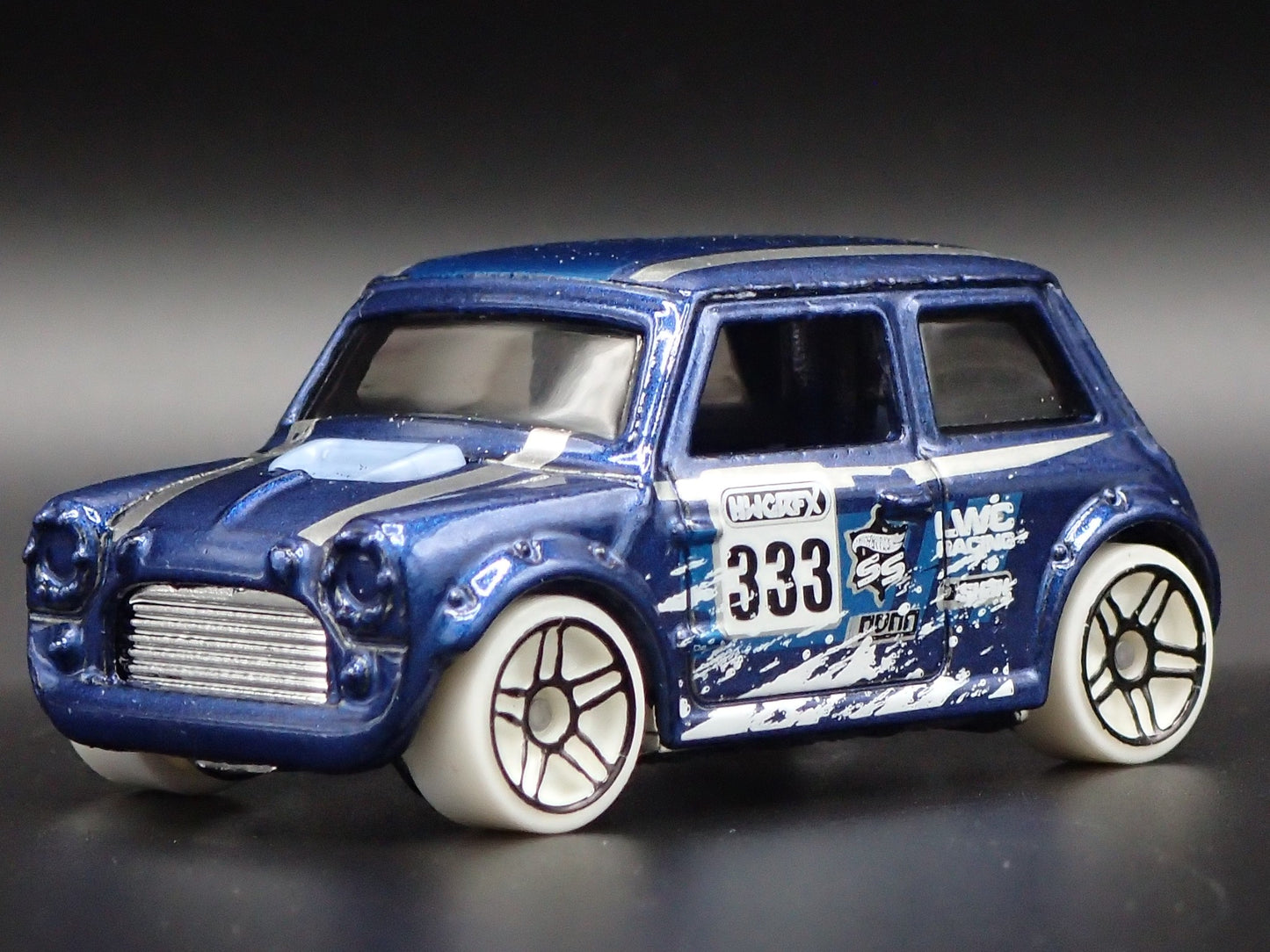 1969-1976 MINI COOPER MARK III 1:64 SCALE COLLECTIBLE DIORAMA DIECAST MODEL CAR